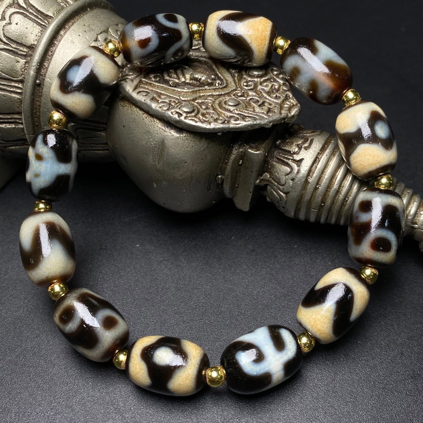An Exquisite Dzi Bead Bracelets: An Exquisite Dzi Bead Bracelets,Size:16mmx11mm 天珠手串