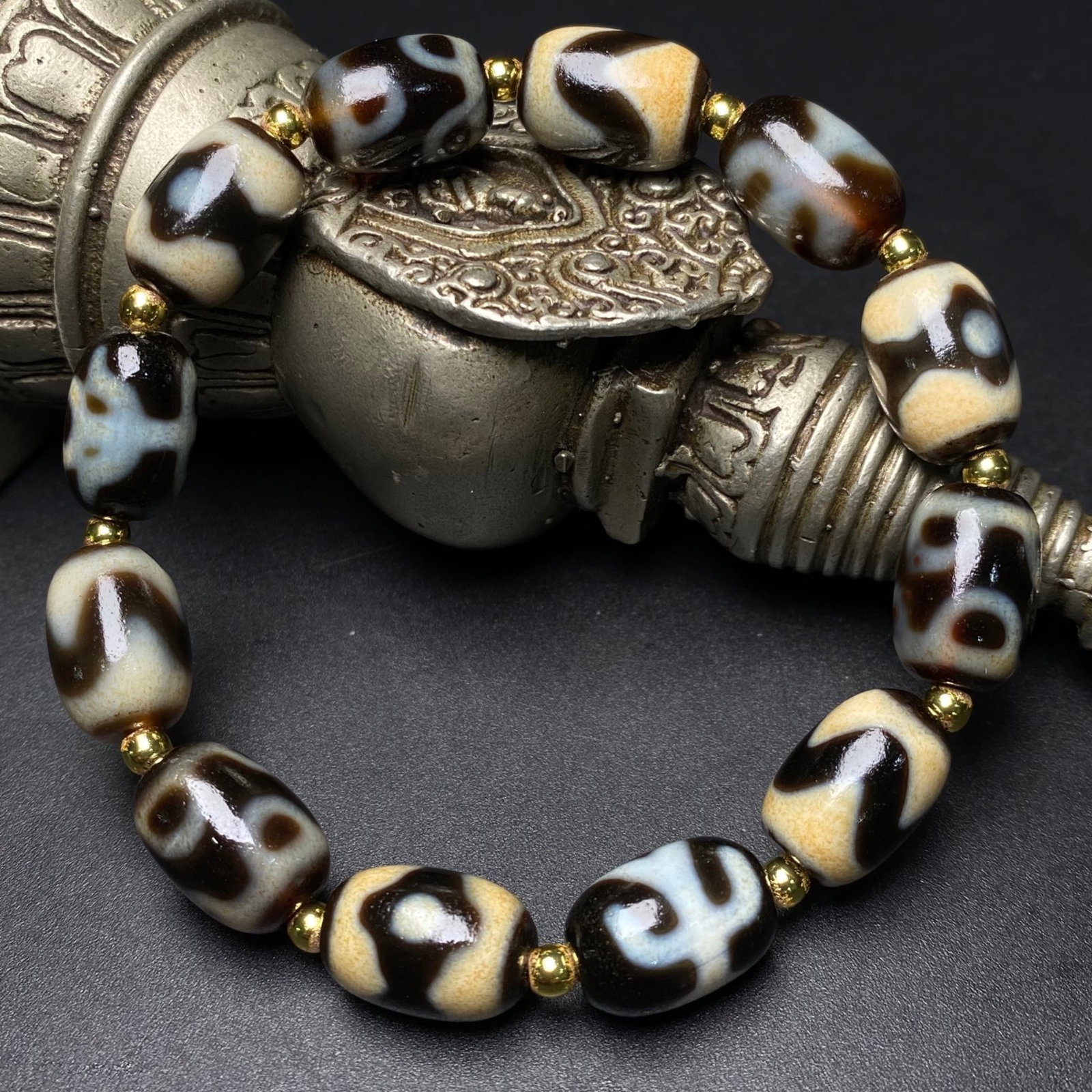 An Exquisite Dzi Bead Bracelets - 2