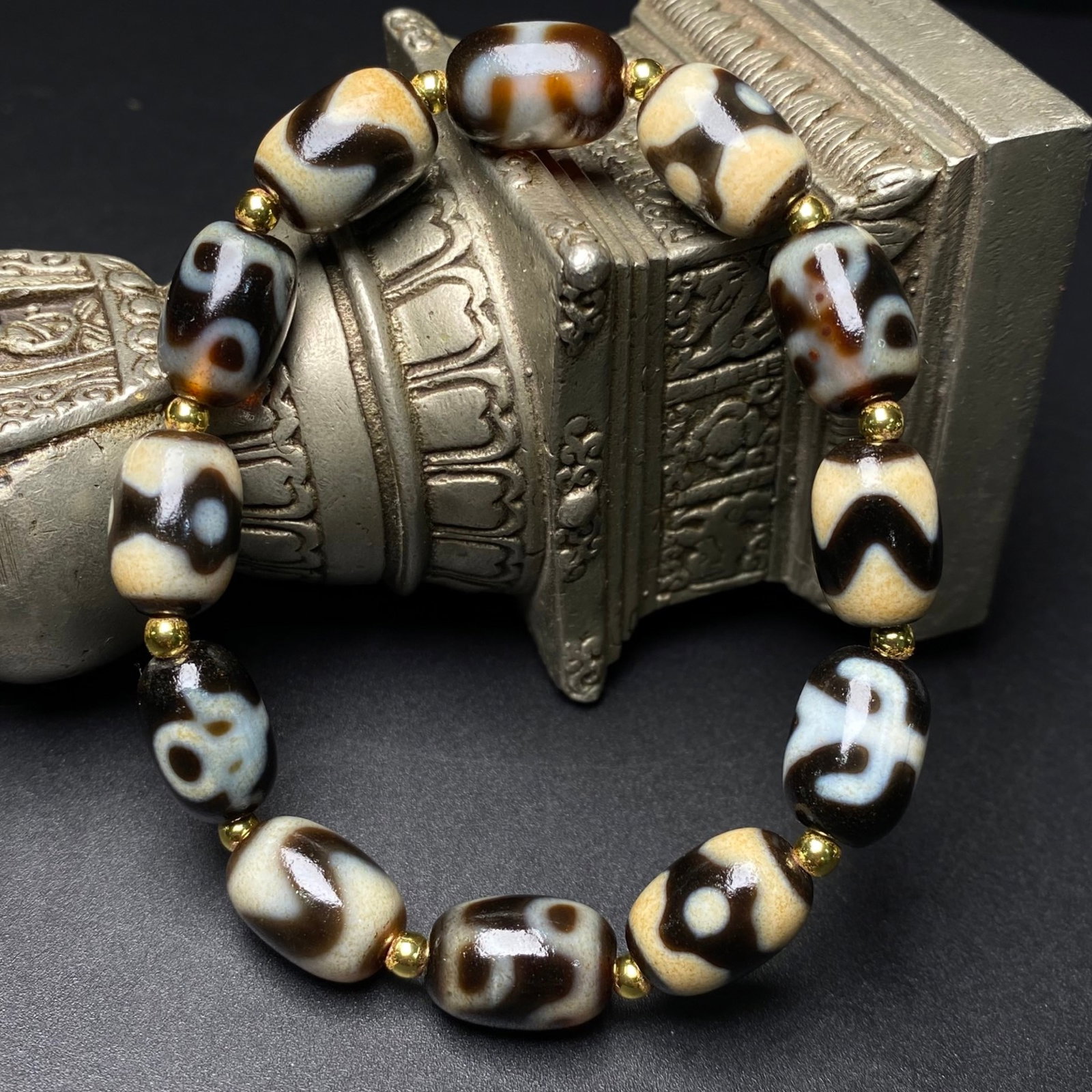 An Exquisite Dzi Bead Bracelets - 3