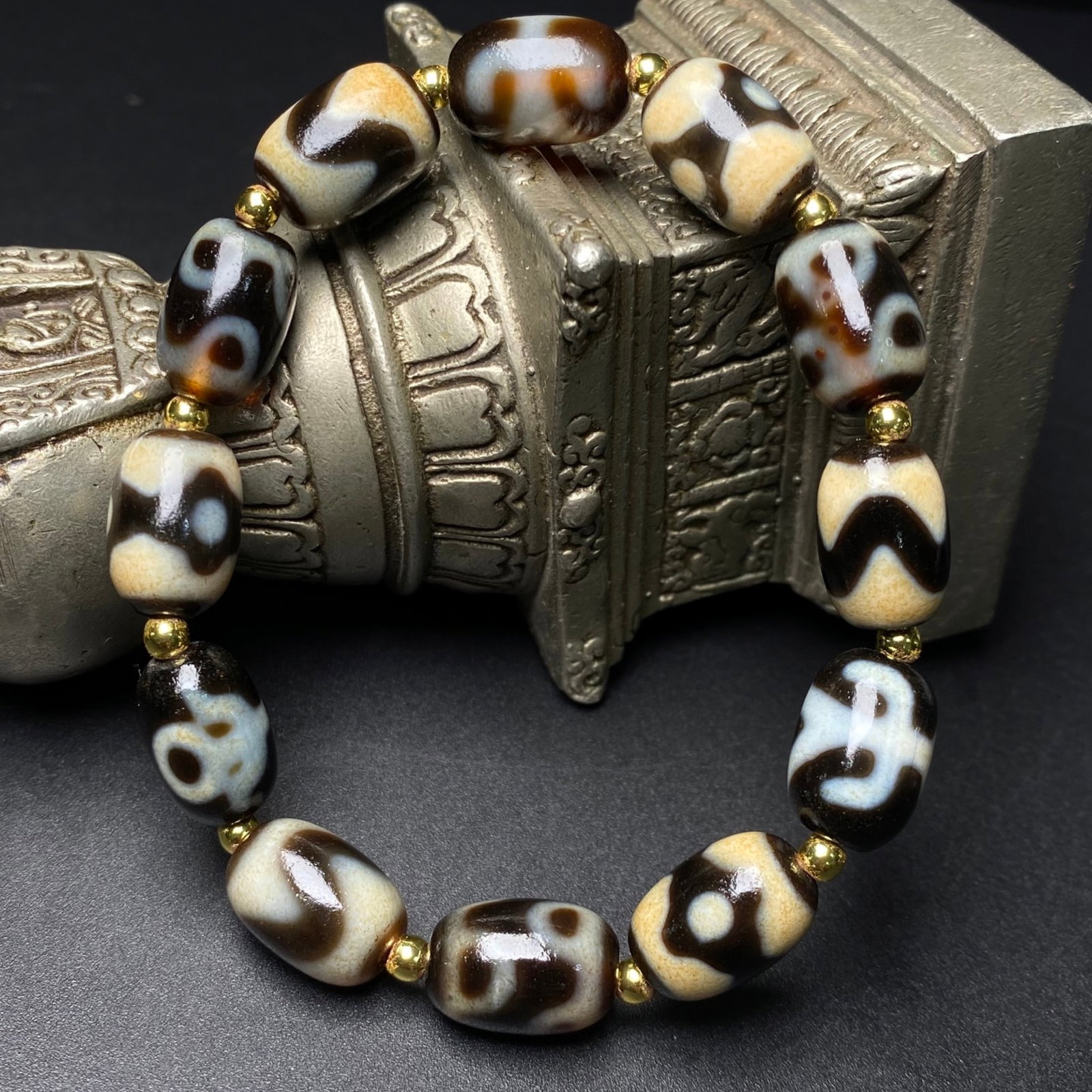 An Exquisite Dzi Bead Bracelets - 4