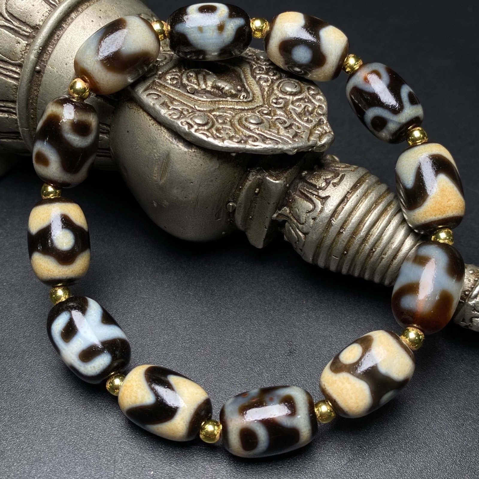 An Exquisite Dzi Bead Bracelets - 5