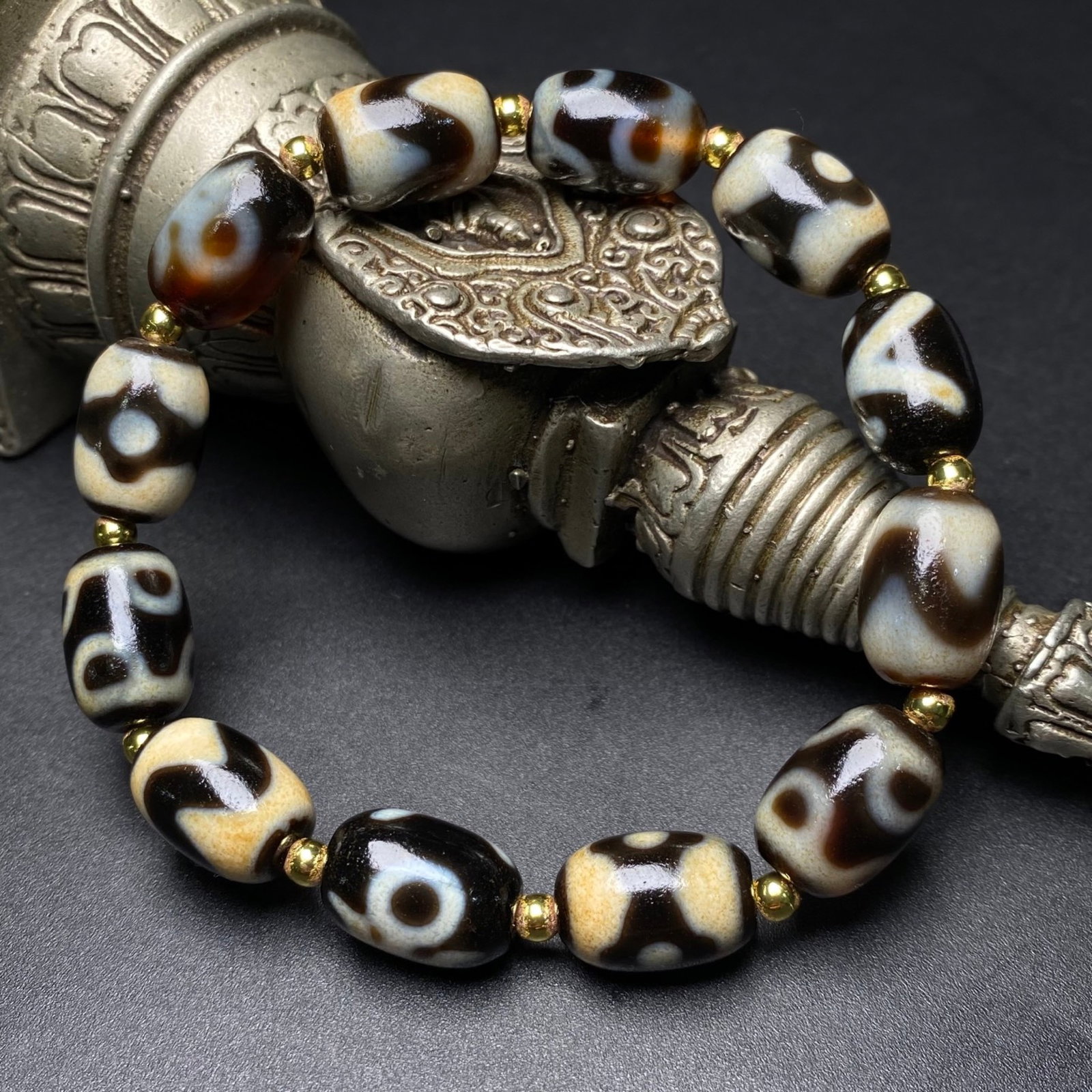 An Exquisite Dzi Bead Bracelets - 7