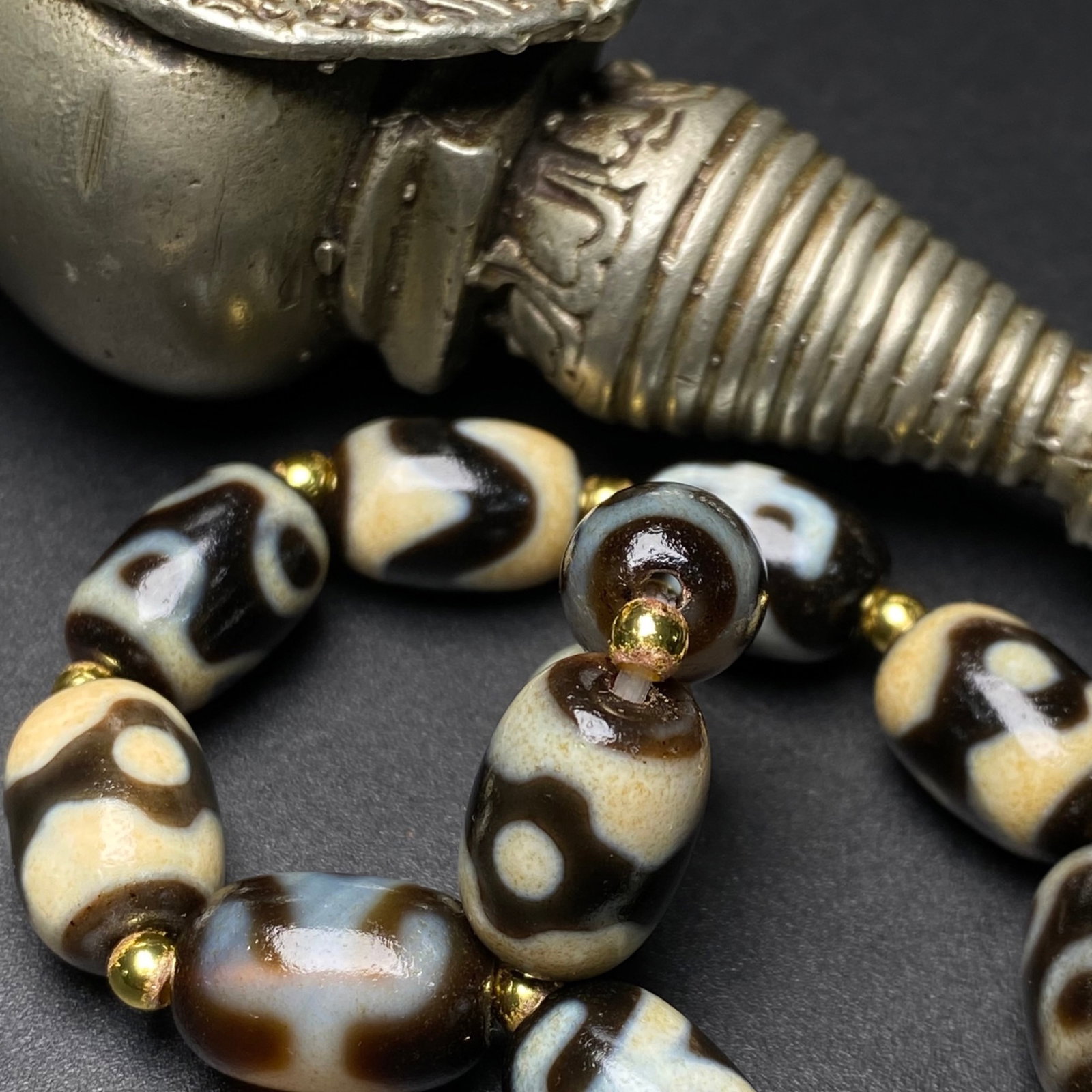 An Exquisite Dzi Bead Bracelets - 9
