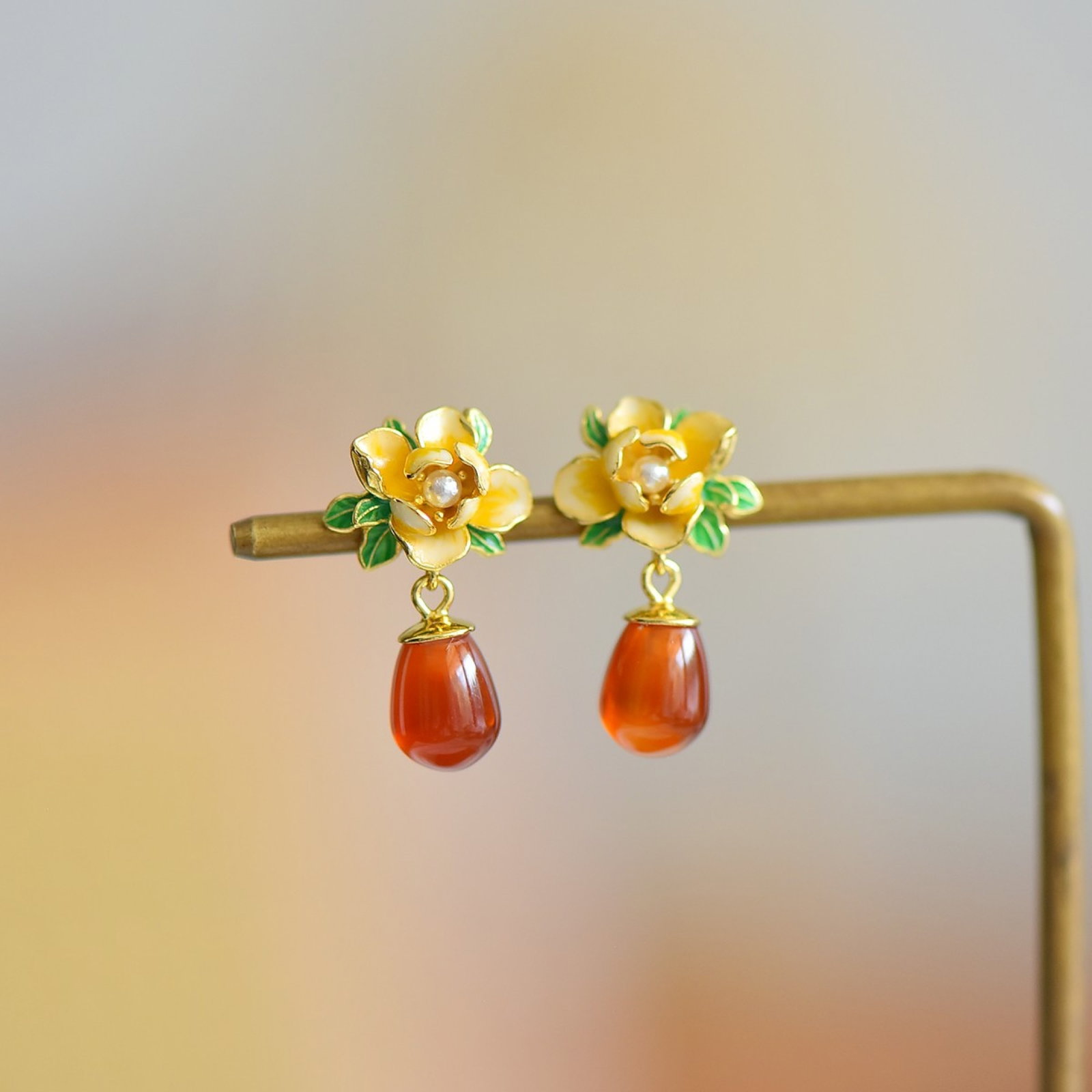 A Pair of Exquisite Sterling Silver-Gold Plated Inlaid Agate Earrings,Inlaid Pearls: A Pair of Exquisite Sterling Silver-Gold Plated Inlaid Agate Earrings,Inlaid Pearls,Size:8mmx9mm 一对纯银镀金镶玛瑙耳环,嵌ஔ