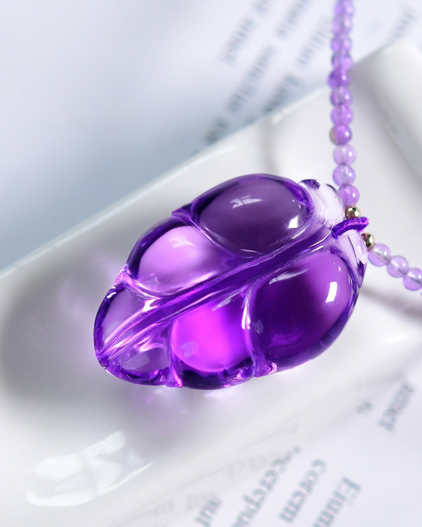 An Exquisite Crystal Leaf Pendant: An Exquisite Crystal Leaf Pendant,Size:32.4mmx22mmx11.4mm,2mm 水晶树叶吊坠