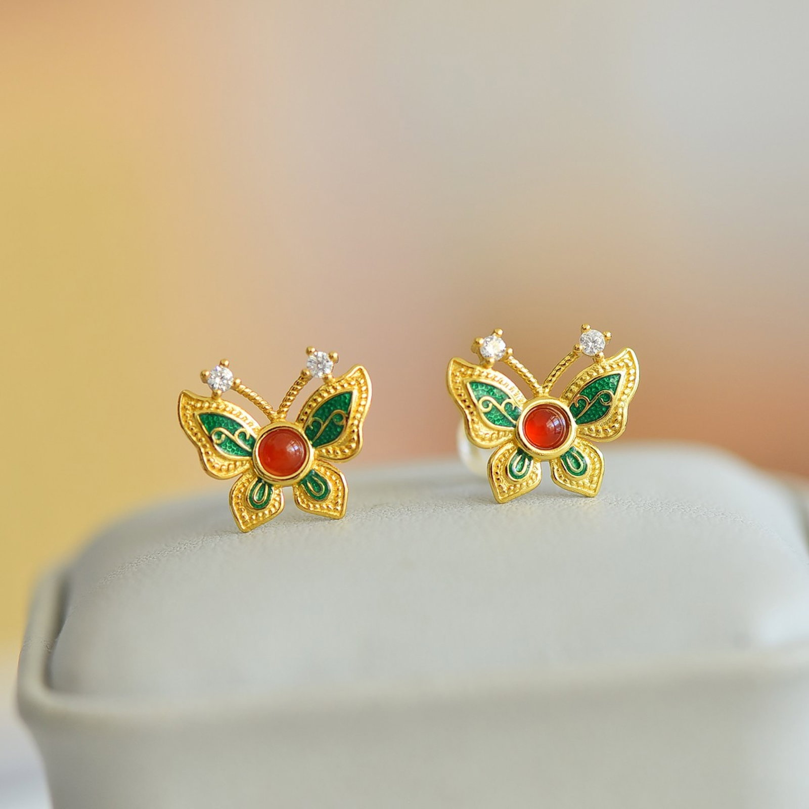 A Pair of Exquisite Sterling Silver-Gold Plated Inlaid Agate Earrings,Inlaid Diamond: A Pair of Exquisite Sterling Silver-Gold Plated Inlaid Agate Earrings,Inlaid Diamond,Size:3mmx3mm 一对纯银镀金镶玛瑙耳钉,嵌ż