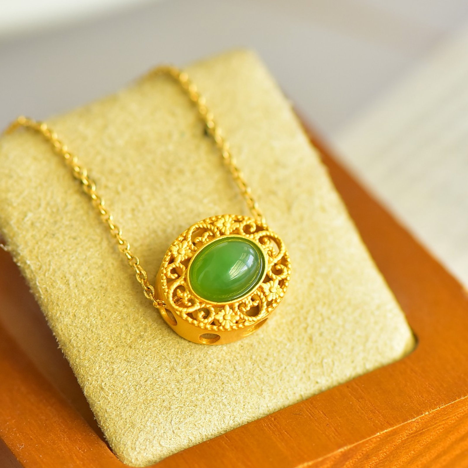 An Exquisite Sterling Silver-Gold Plated Inlaid Jasper Pendant: An Exquisite Sterling Silver-Gold Plated Inlaid Jasper Pendant,Size:6mmx8mm 一个精美的纯银镀金镶碧玉吊坠