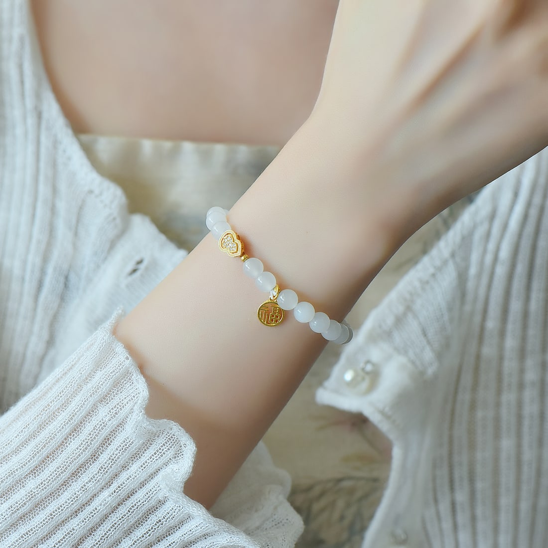 An Exquisite White Jade Bracelets: An Exquisite White Jade Bracelets,Size:6mm 寓意:『和田玉白玉料致密细腻,触感温润顺滑,&#