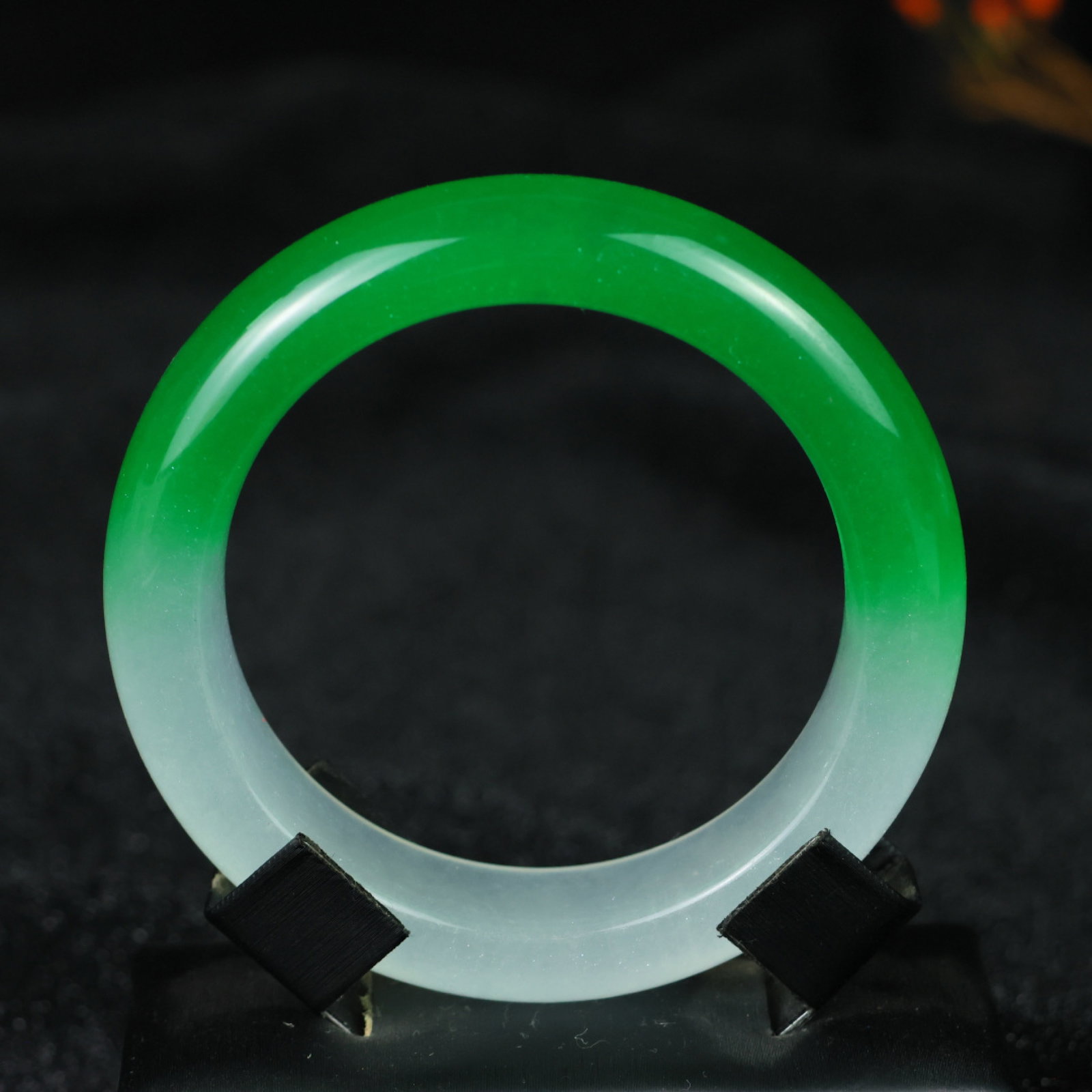An Exquisite Jadeite Bracelets: An Exquisite Jadeite Bracelets，Size:66mmx17mmx13mm 翡翠手镯