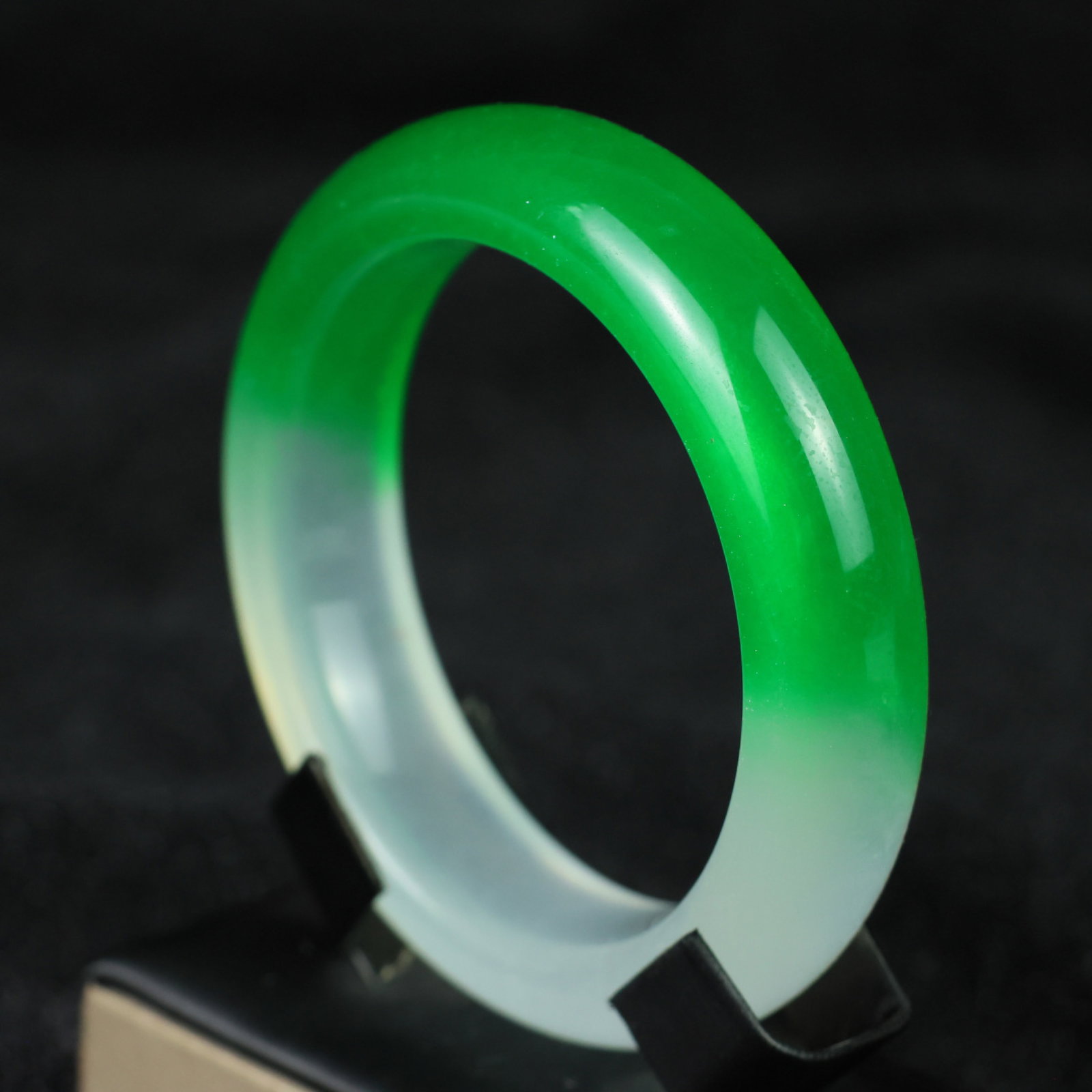 An Exquisite Jadeite Bracelets - 4