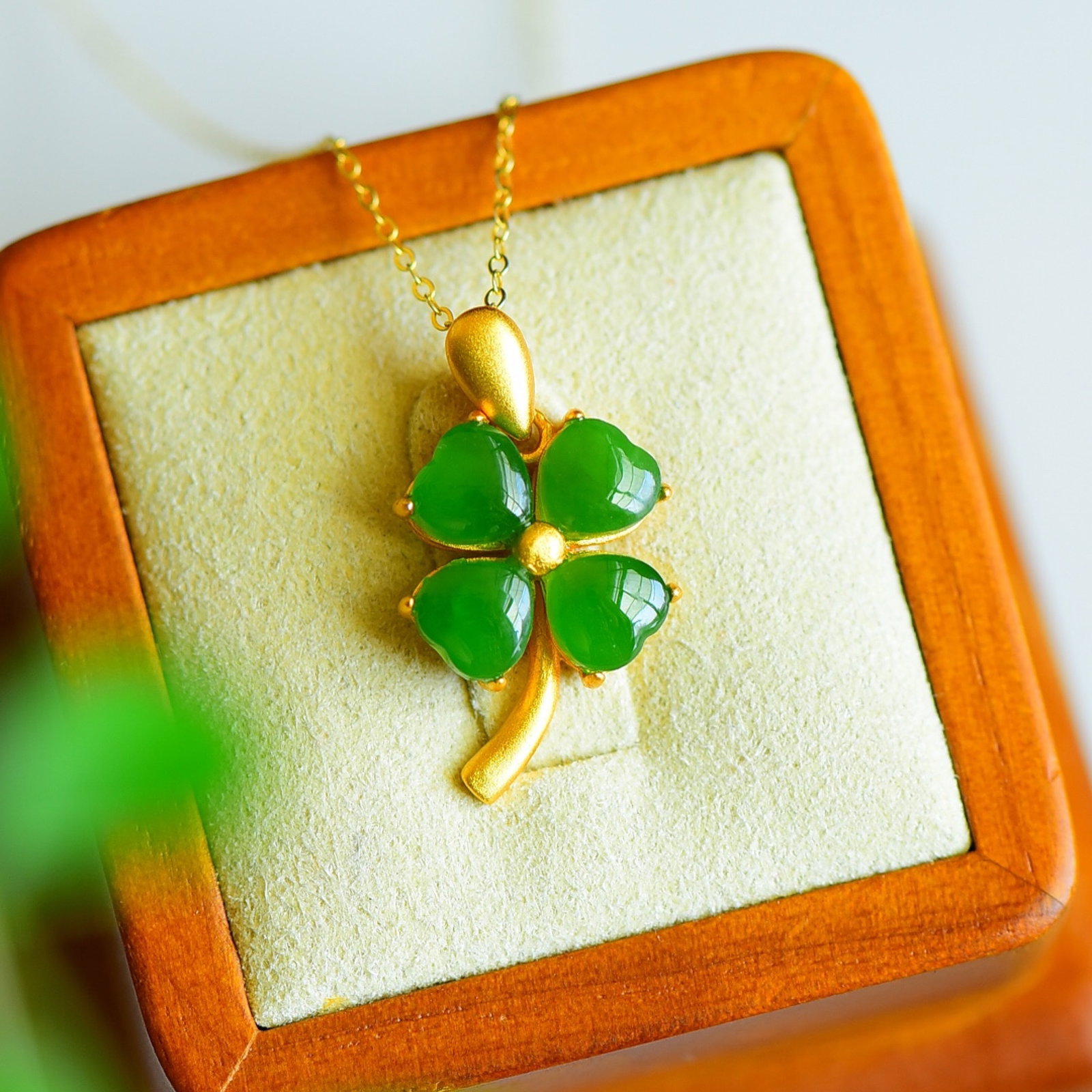 An Exquisite Sterling Silver-Gold Plated Inlaid Jasper Pendant: An Exquisite Sterling Silver-Gold Plated Inlaid Jasper Pendant 纯银镀金镶碧玉吊坠