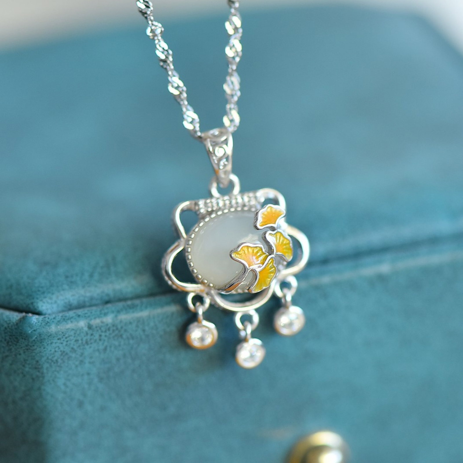 An Exquisite Sterling Silver Inlaid White Jade Pendant,Inlaid Diamonds: An Exquisite Sterling Silver Inlaid White Jade Pendant,Inlaid Diamonds,Size:8mmx10mm 纯银镶白玉吊坠,嵌钻石