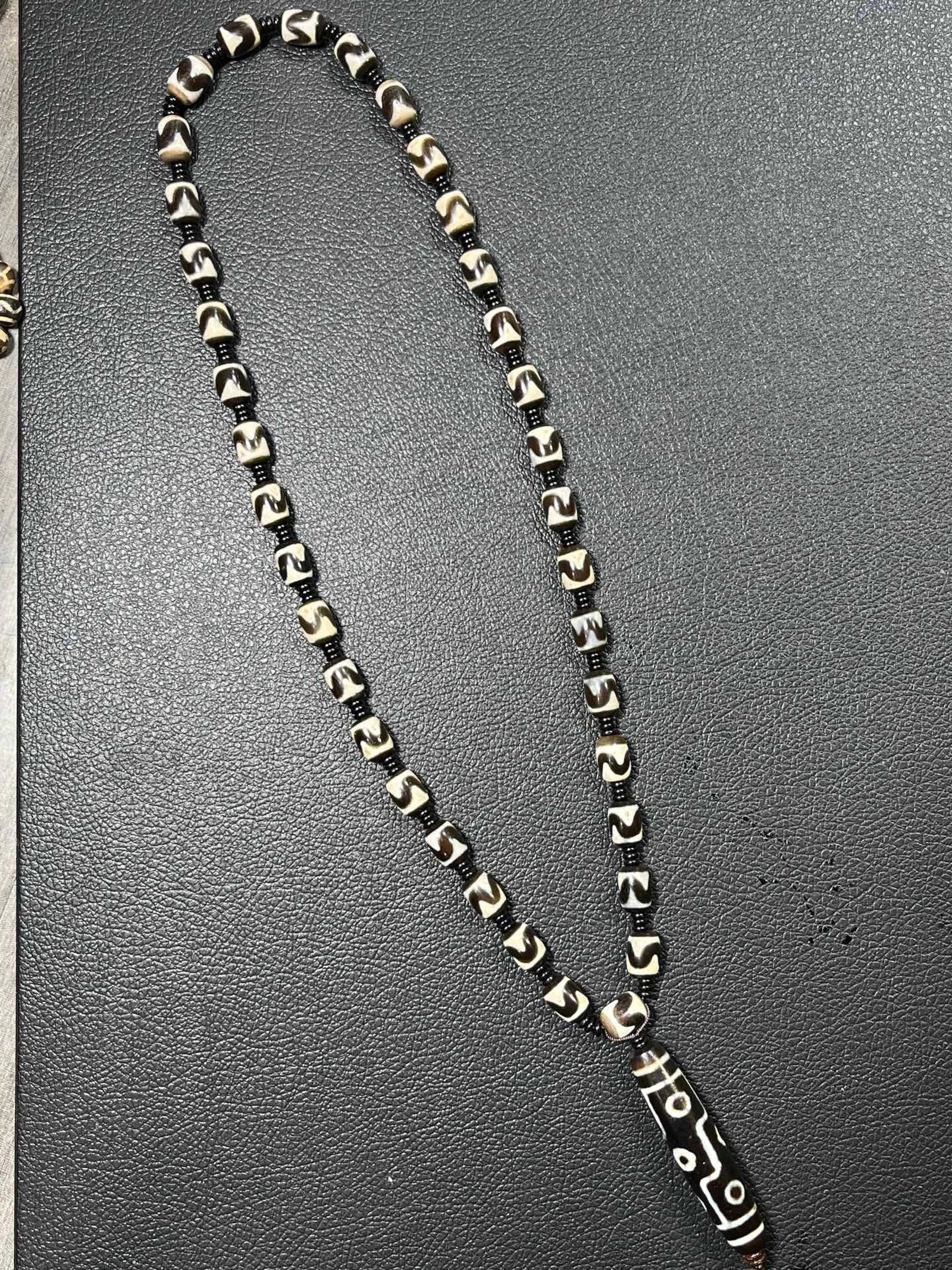 An Exquisite Dzi Bead Necklace: An Exquisite Dzi Bead Necklace，Size：65mmx15mm，Weight：111g 天珠项链