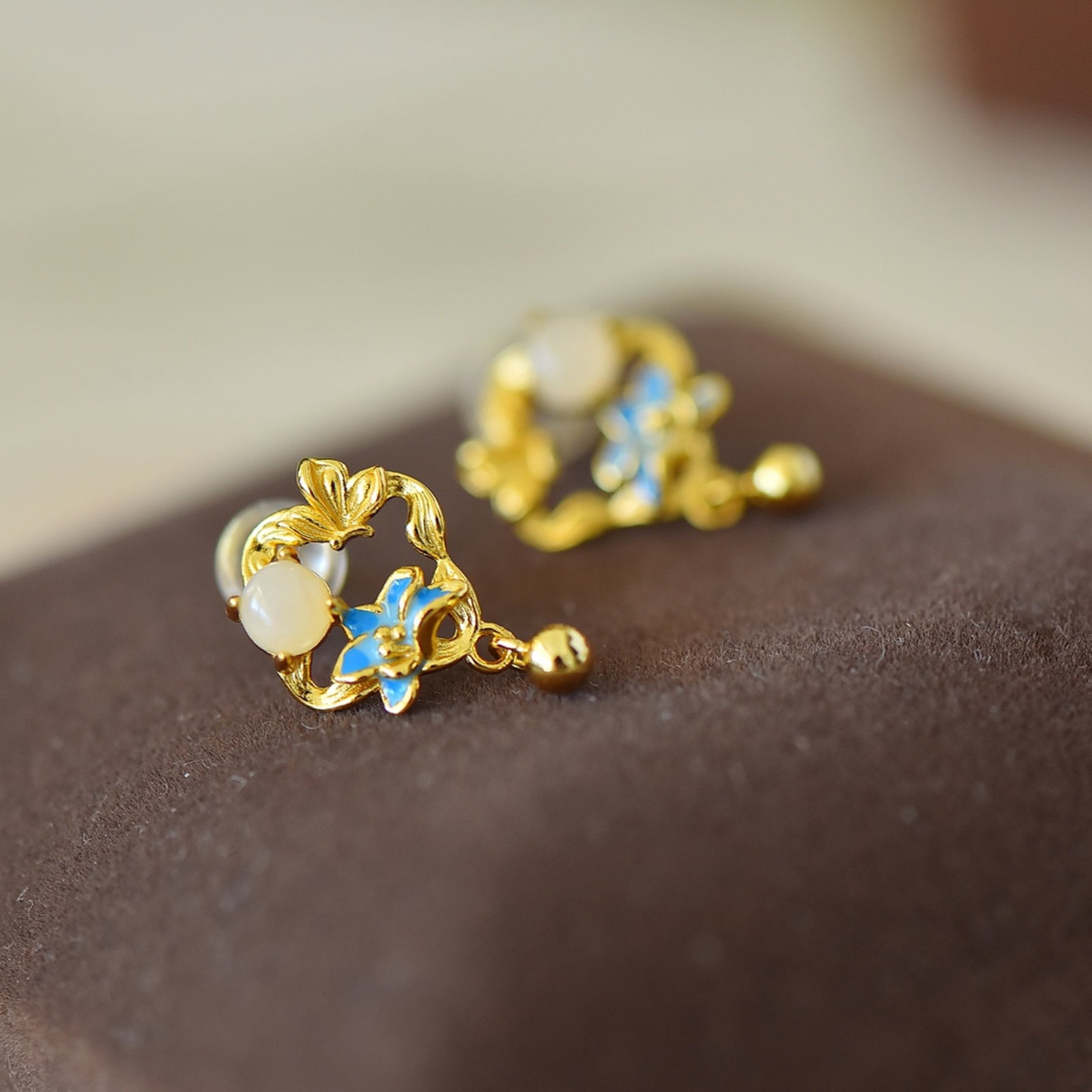 A Pair of Exquisite Sterling Silver-Gold Plated Inlaid White Jade Enamel Earrings: A Pair of Exquisite Sterling Silver-Gold Plated Inlaid White Jade Enamel Earrings,Size:4mmx4mm 一对纯银镀金镶白玉珐琅耳环