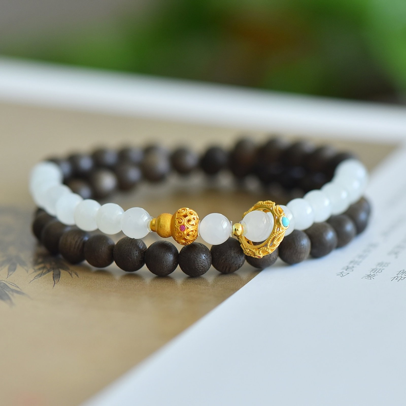 An Exquisite White Jade Eaglewood Bracelets: An Exquisite White Jade Eaglewood Bracelets 白玉沉香木手串
