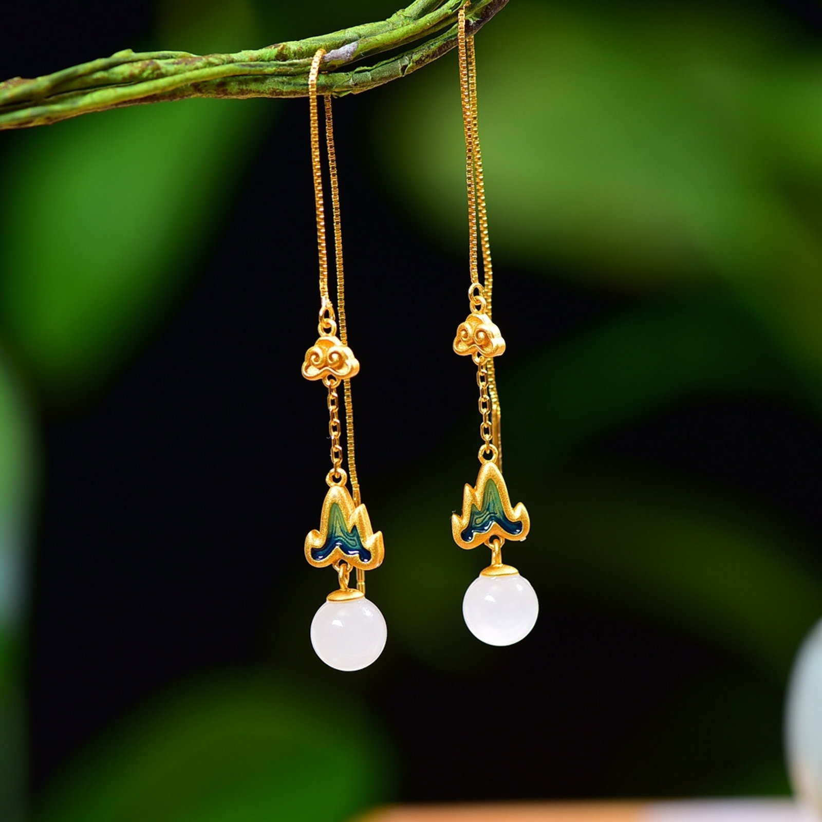 A Pair of Exquisite Sterling Silver-Gold Plated Inlaid White Jade Enamel Earrings: A Pair of Exquisite Sterling Silver-Gold Plated Inlaid White Jade Enamel Earrings,Size:10mmx10mm