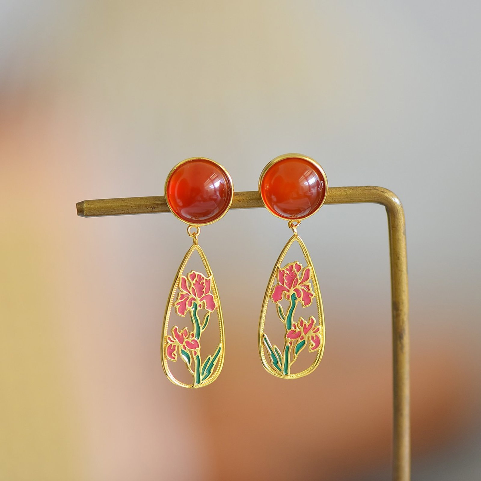 A Pair of Exquisite Sterling Silver-Gold Plated Inlaid Agate Earrings: A Pair of Exquisite Sterling Silver-Gold Plated Inlaid Agate Earrings,Size:10mmx10mm 一对纯银镀金镶玛瑙耳环