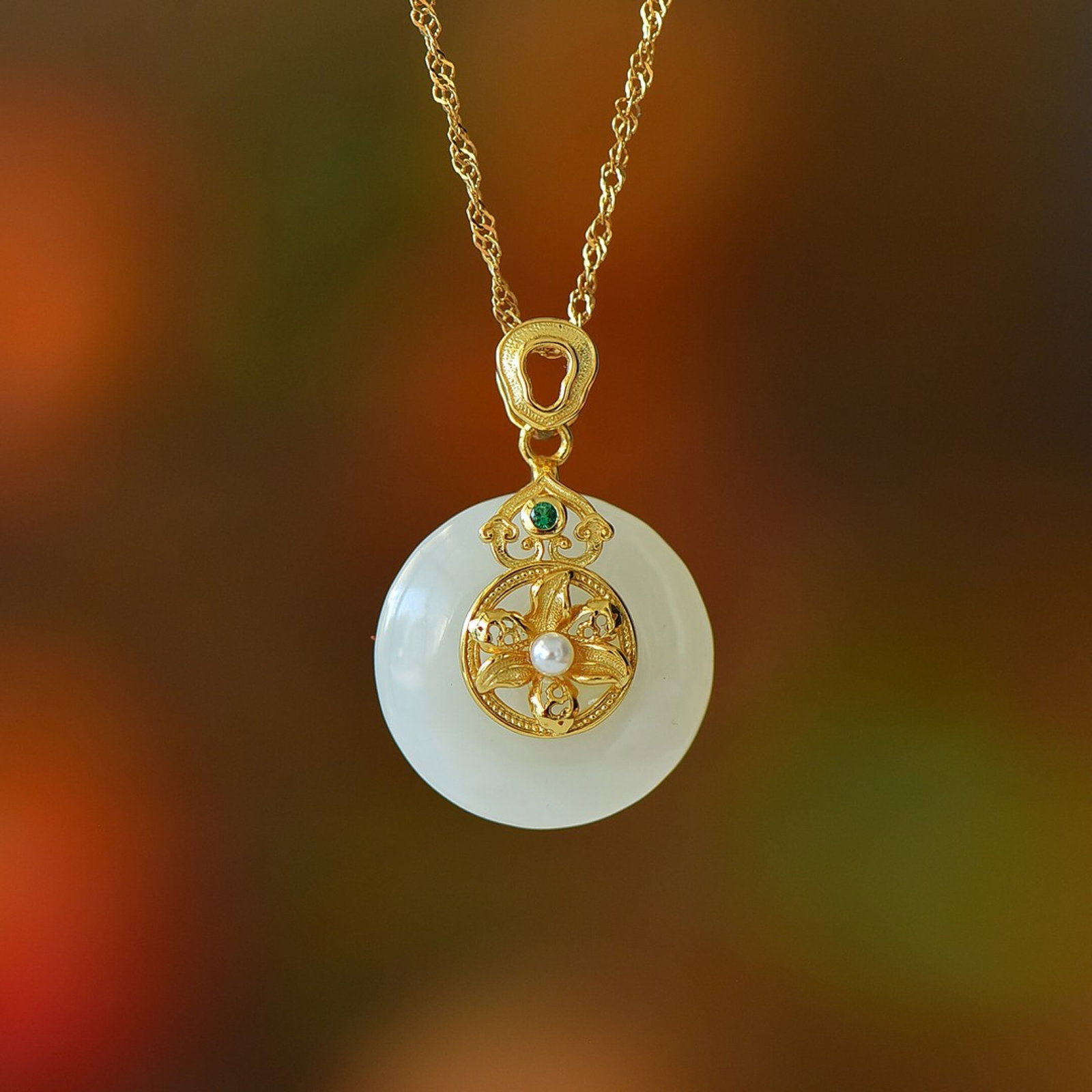 An Exquisite Sterling Silver-Gold Plated Inlaid White Jade Pendant: An Exquisite Sterling Silver-Gold Plated Inlaid White Jade Pendant,Size:18mmx18mm 纯银镀金镶白玉吊坠