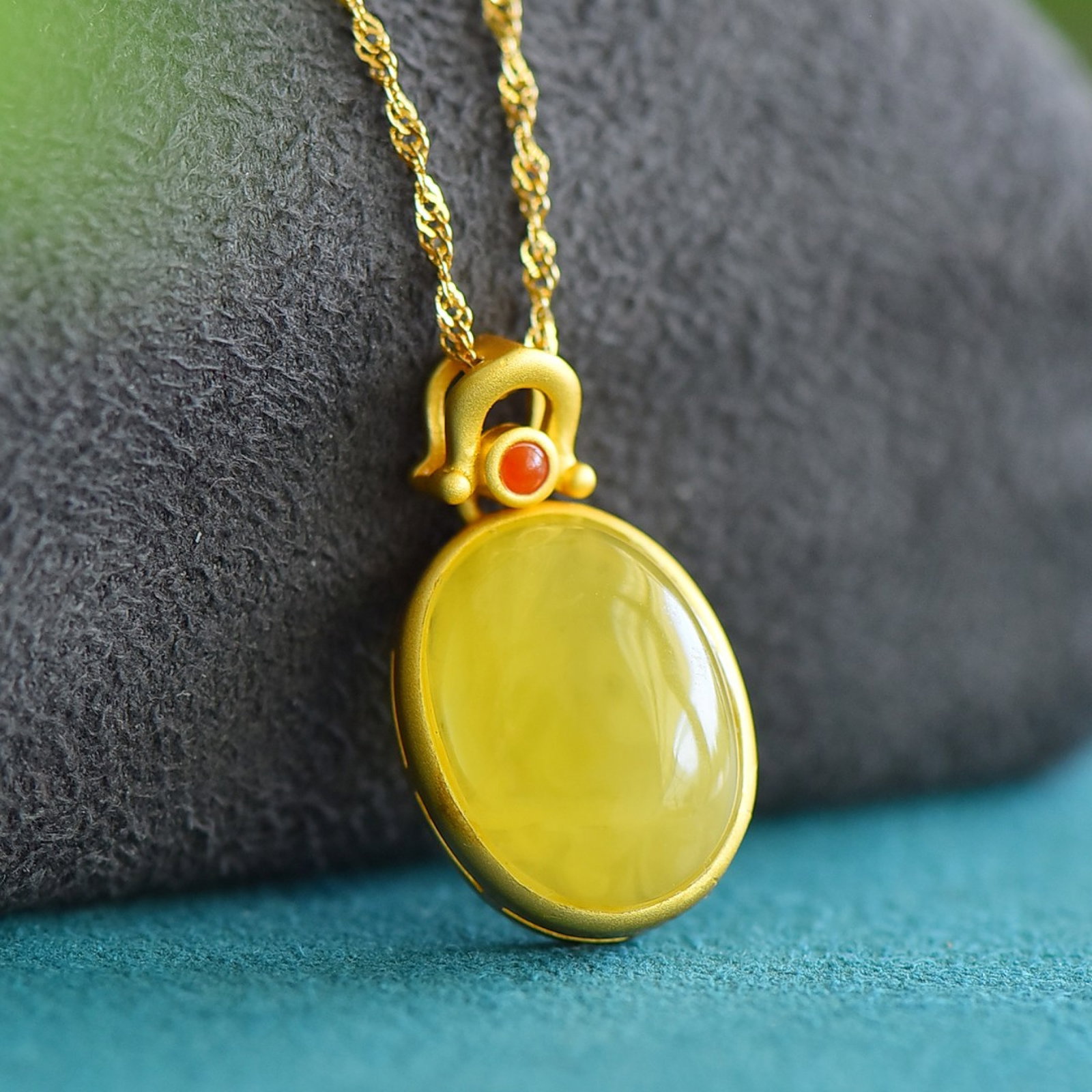 An Exquisite Sterling Silver-Gold Plated Inlaid Amber Pendant: An Exquisite Sterling Silver-Gold Plated Inlaid Amber Pendant,Size:12mmx16mm 纯银镀金镶琥珀吊坠