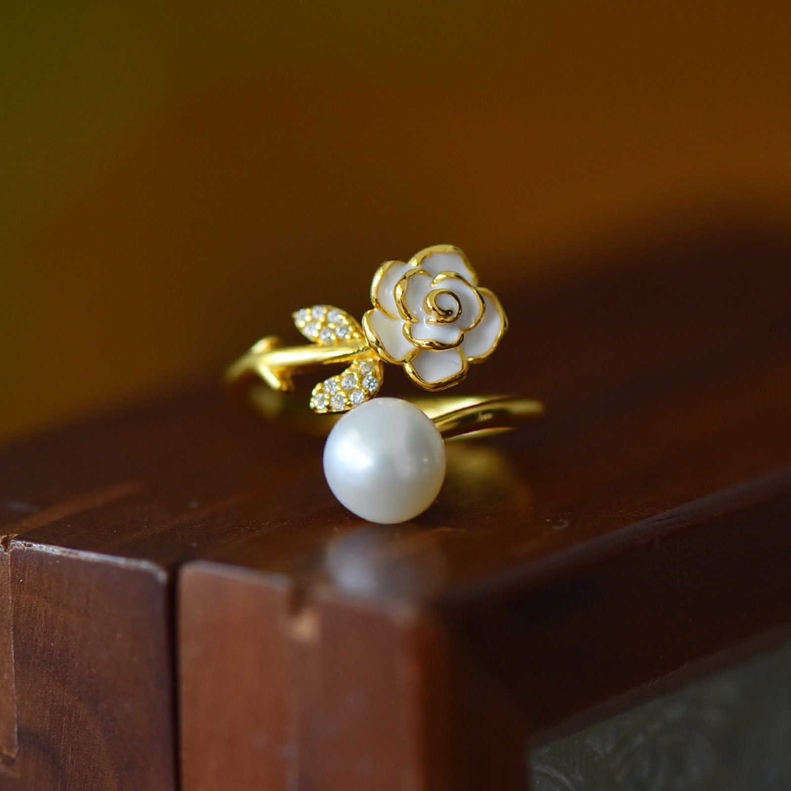 An Exquisite Sterling Silver-Gold Plated Inlaid White Jade Enamel Ring, Inlaid Pearl: An Exquisite Sterling Silver-Gold Plated Inlaid White Jade Enamel Ring, Inlaid Pearl,Size:8mmx8mm 纯银镀金镶白玉珐琅戒指，॔