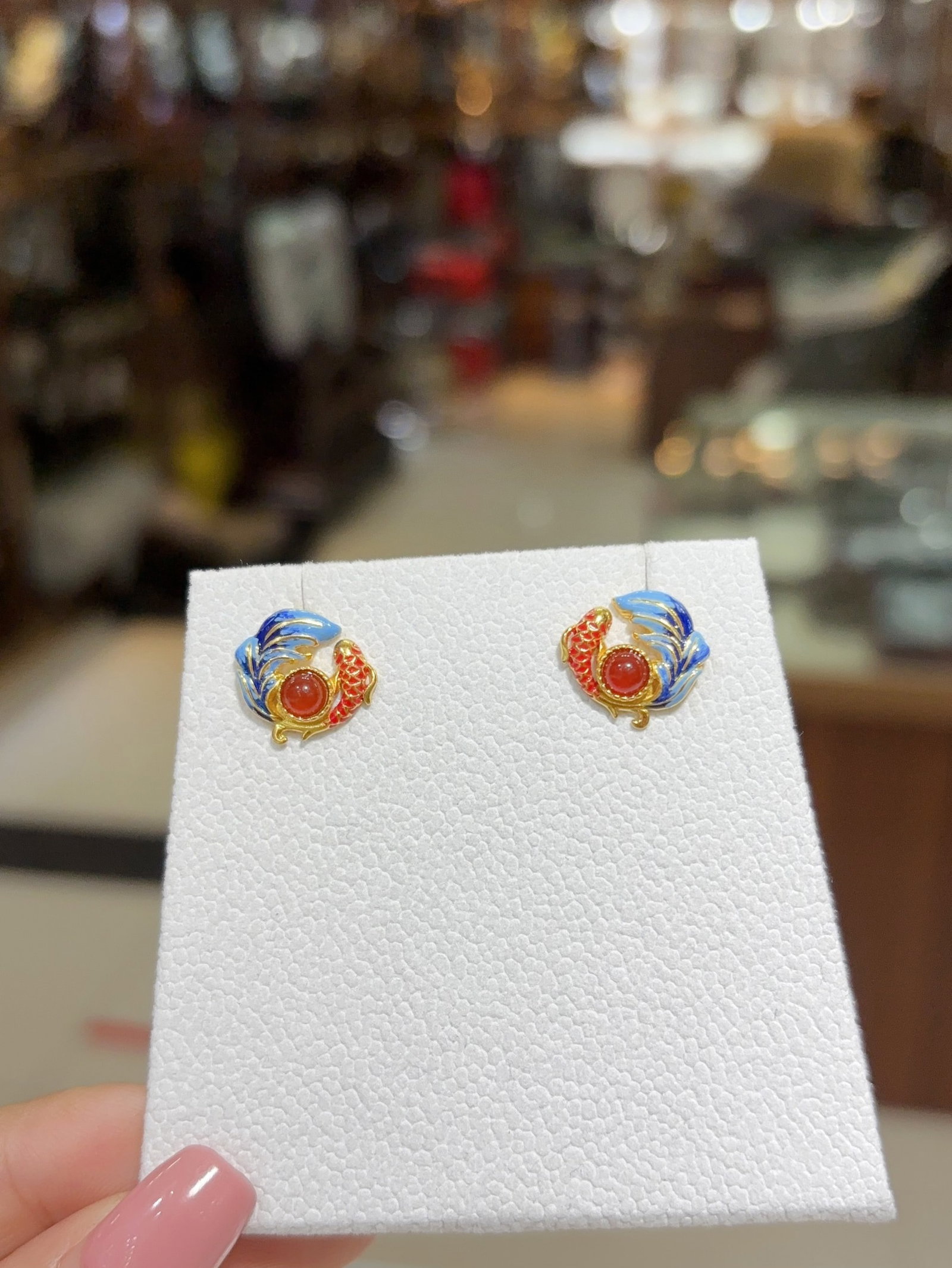 A Pair of Exquisite Sterling Silver-Gold Plated Inlaid Agate Enamel Earrings: A Pair of Exquisite Sterling Silver-Gold Plated Inlaid Agate Enamel Earrings 一对纯银镀金镶玛瑙珐琅耳钉