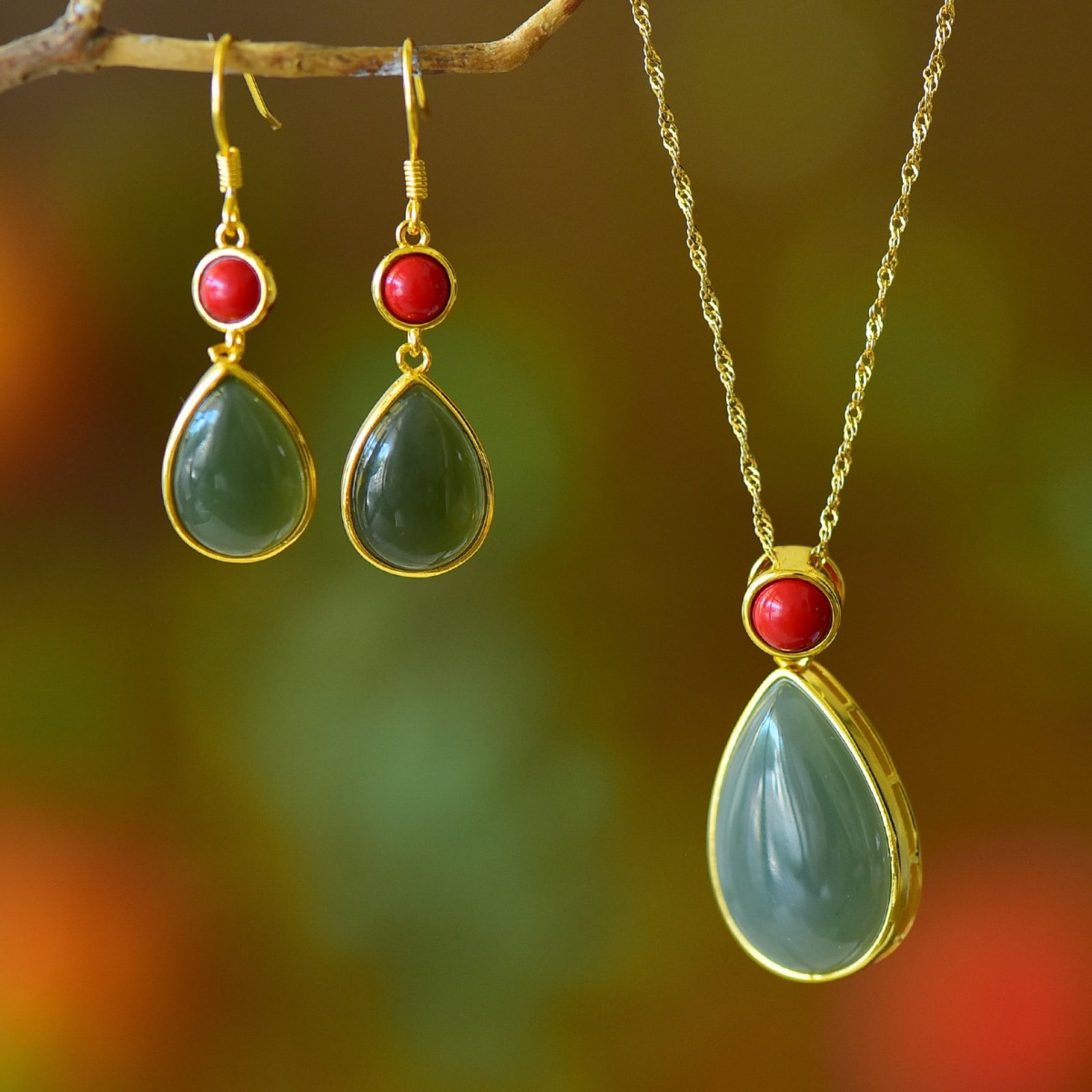 A Set of Fine Sterling Silver-Gold Plated Inlaid Sapphire Jewelrys,Inlaid Cinnabar: A Set of Fine Sterling Silver-Gold Plated Inlaid Sapphire Jewelrys,Inlaid Cinnabar 一套纯银镀金镶青玉首饰,嵌朱砂