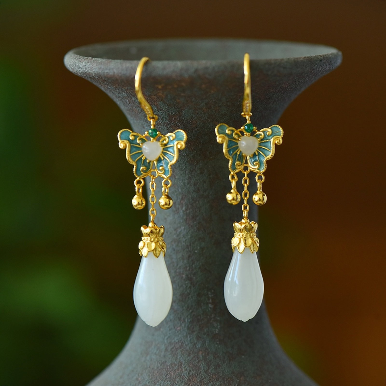A Pair of Exquisite Sterling Silver-Gold Plated Inlaid White Jade Enamel Earrings: A Pair of Exquisite Sterling Silver-Gold Plated Inlaid White Jade Enamel Earrings,Size:9mmx12mm 一对纯银镀金镶白玉珐琅耳环