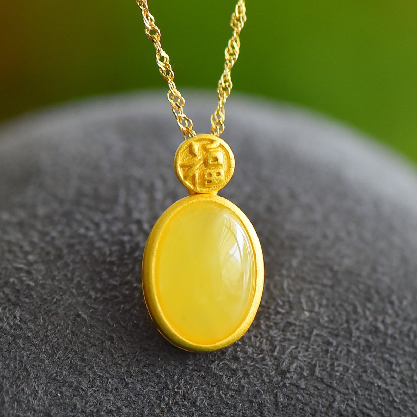 An Exquisite Sterling Silver-Gold Plated Inlaid Amber Pendant: An Exquisite Sterling Silver-Gold Plated Inlaid Amber Pendant,Size:10mmx14mm 纯银镀金镶琥珀吊坠