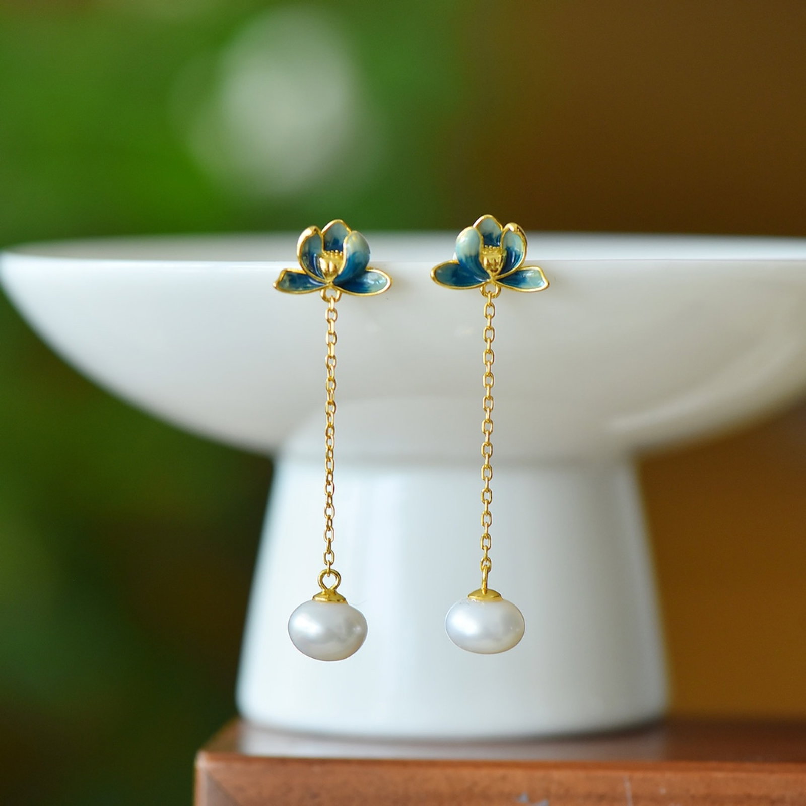 A Pair of Exquisite Sterling Silver-Gold Plated Inlaid Pearls Enamel Earrings: A Pair of Exquisite Sterling Silver-Gold Plated Inlaid Pearls Enamel Earrings Size:10mmx10mm 一对纯银镀金镶珍珠珐琅耳环
