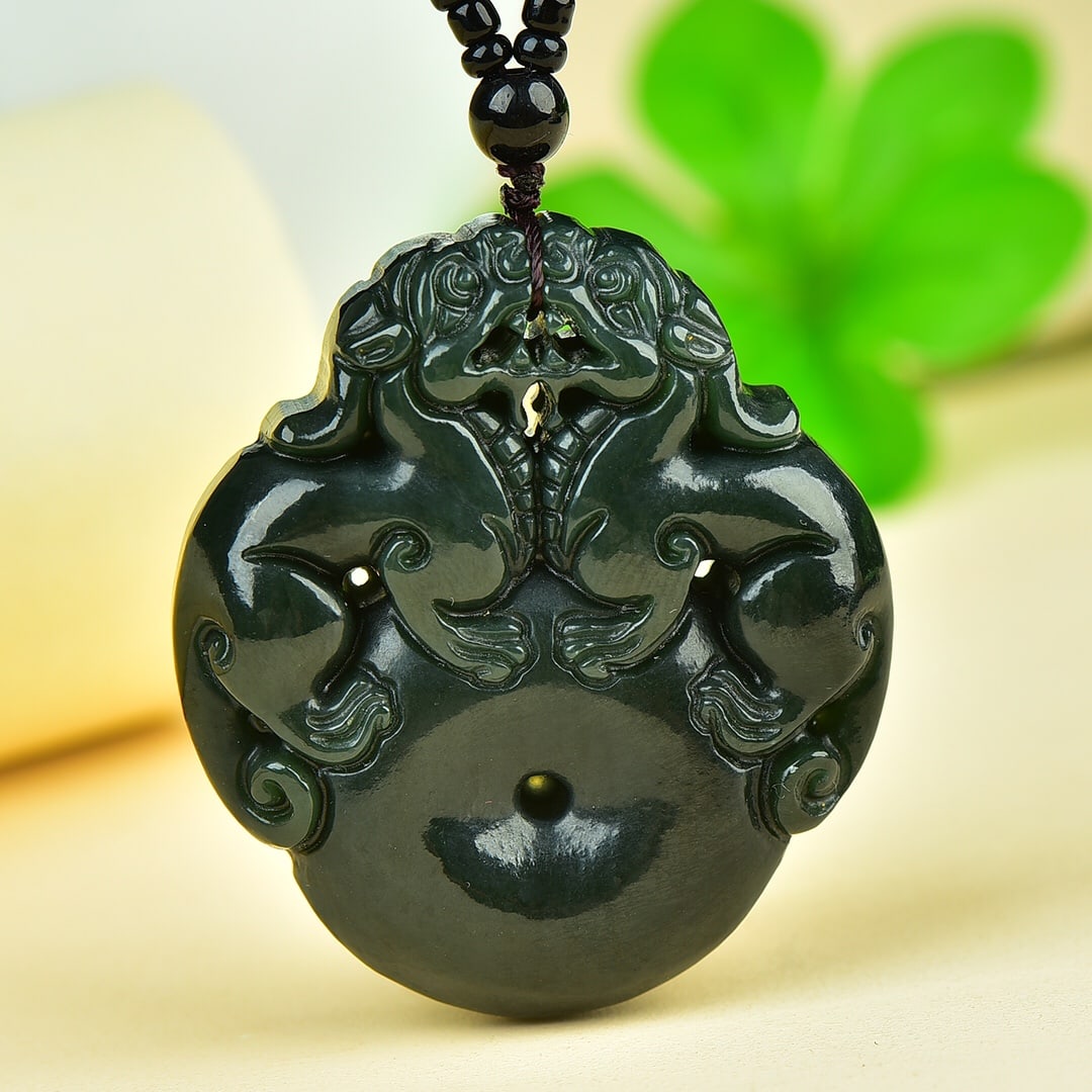 An Exquisite Sapphire Auspicious Beast Pendant: An Exquisite Sapphire Auspicious Beast Pendant,Size:50mmx45mm 寓意:招财双貔貅 大吉大利 青玉貔貅挂件