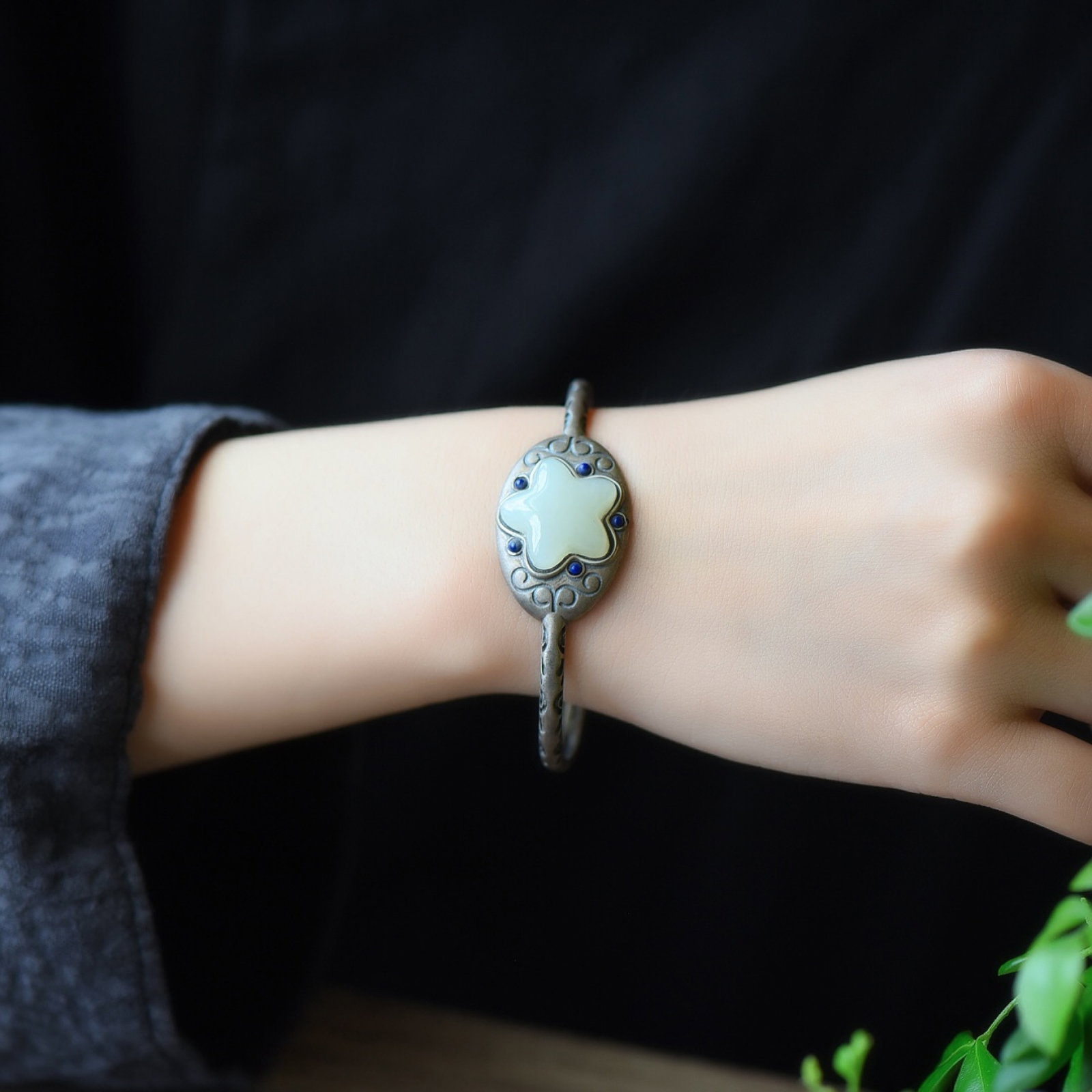An Exquisite Sterling Silver Inlaid White Jade Bracelets: An Exquisite Sterling Silver Inlaid White Jade Bracelets,Size:19mmx19mm 纯银镶白玉手镯