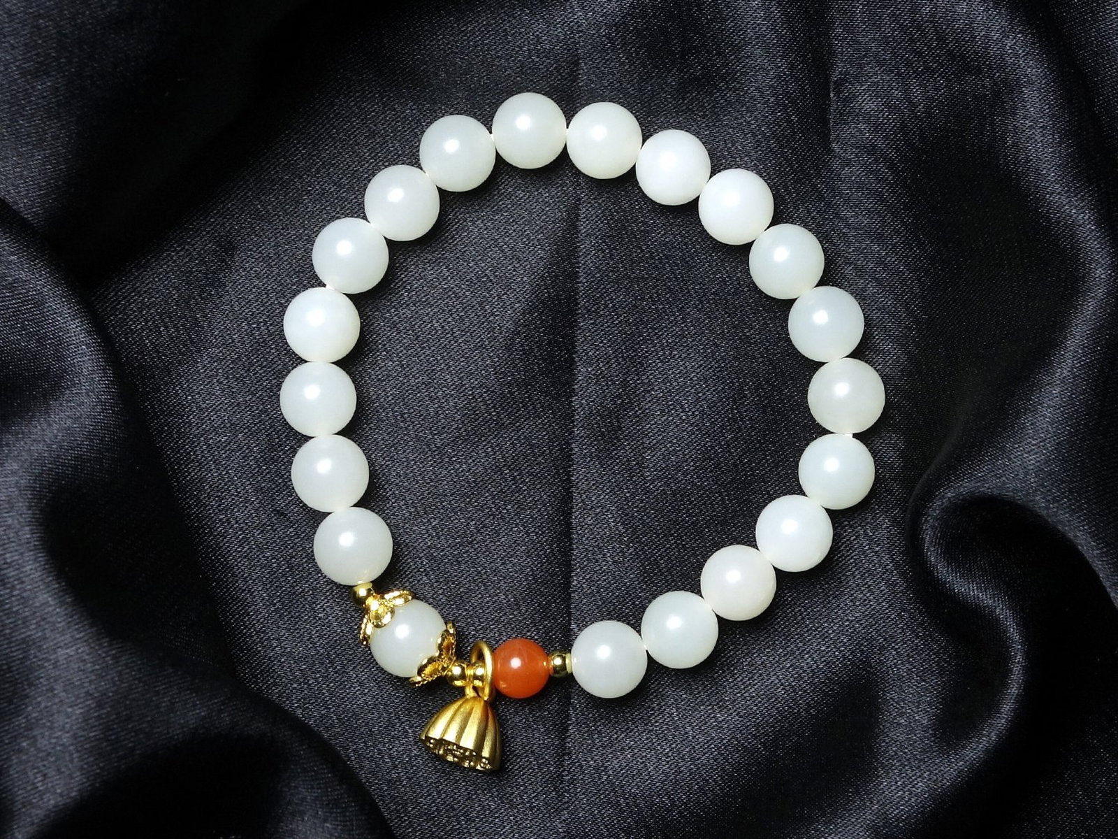 An Exquisite White Jade Bracelets: An Exquisite White Jade Bracelets,Size:(bead)8mm 白玉手串