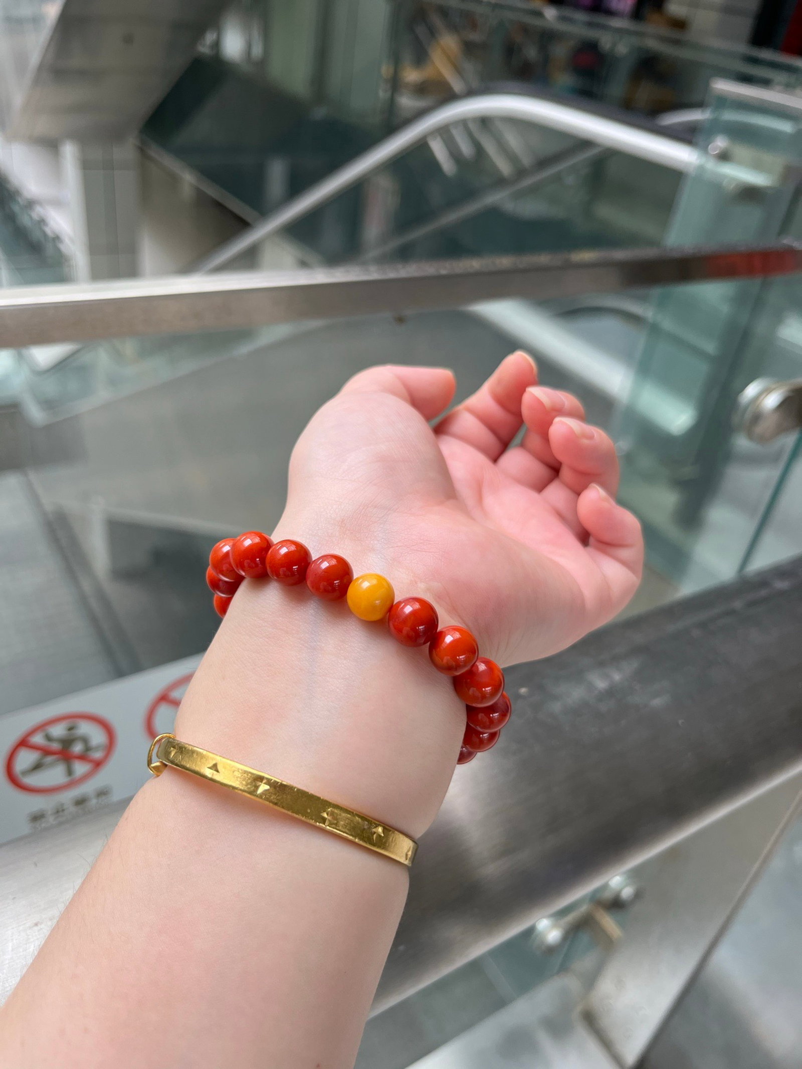 An Exquisite Agate Bracelets,With Amber: An Exquisite Agate Bracelets,With Amber,Size:9.5mm,Total Weight:24.5g 玛瑙手串,配蜜蜡