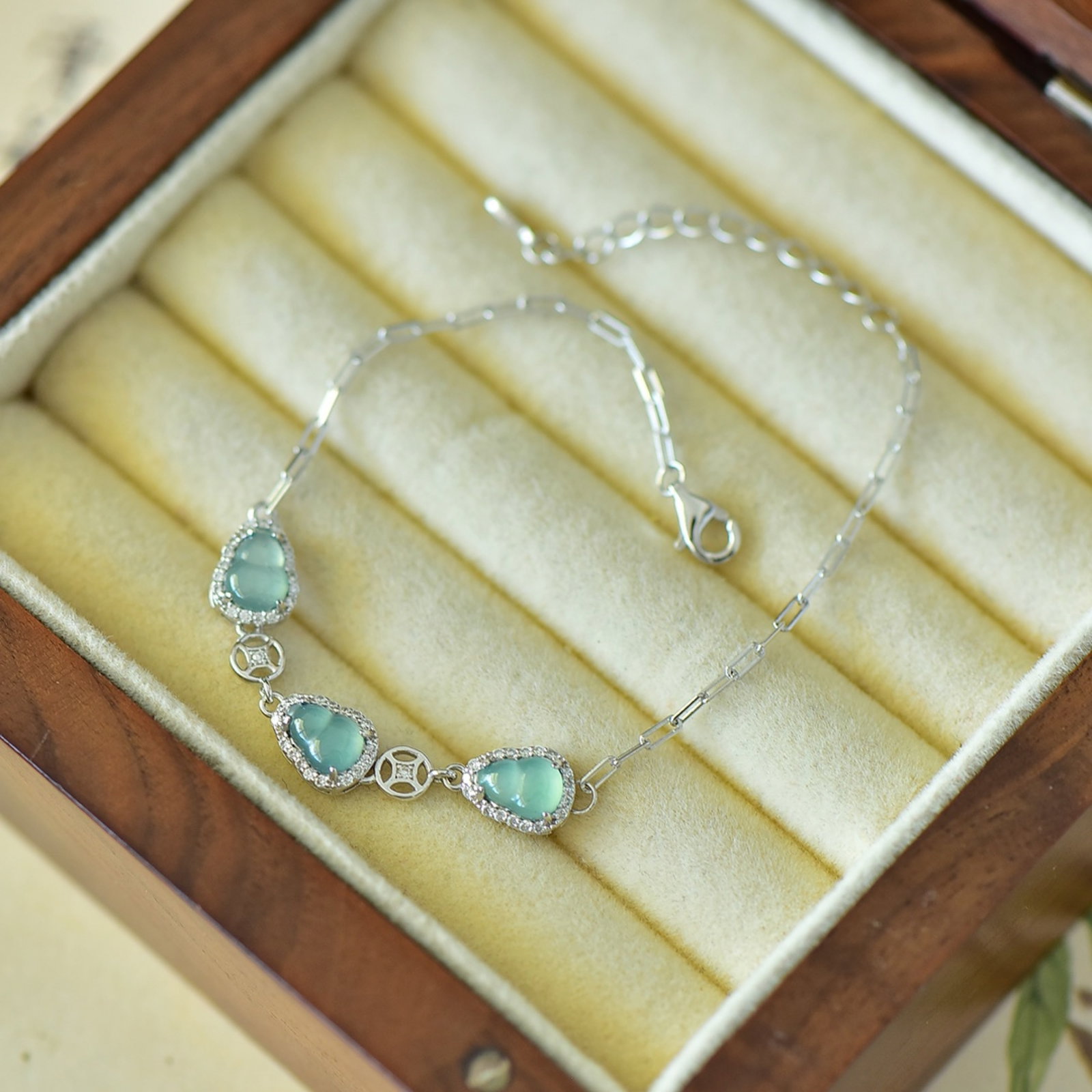 An Exquisite Sterling Silver Inlaid Jadeite Gourd Bracelets,Inlaid Diamond: An Exquisite Sterling Silver Inlaid Jadeite Gourd Bracelets,Inlaid Diamond,Size:5mmx7mm 纯银镶翡翠葫芦手链,嵌钻石