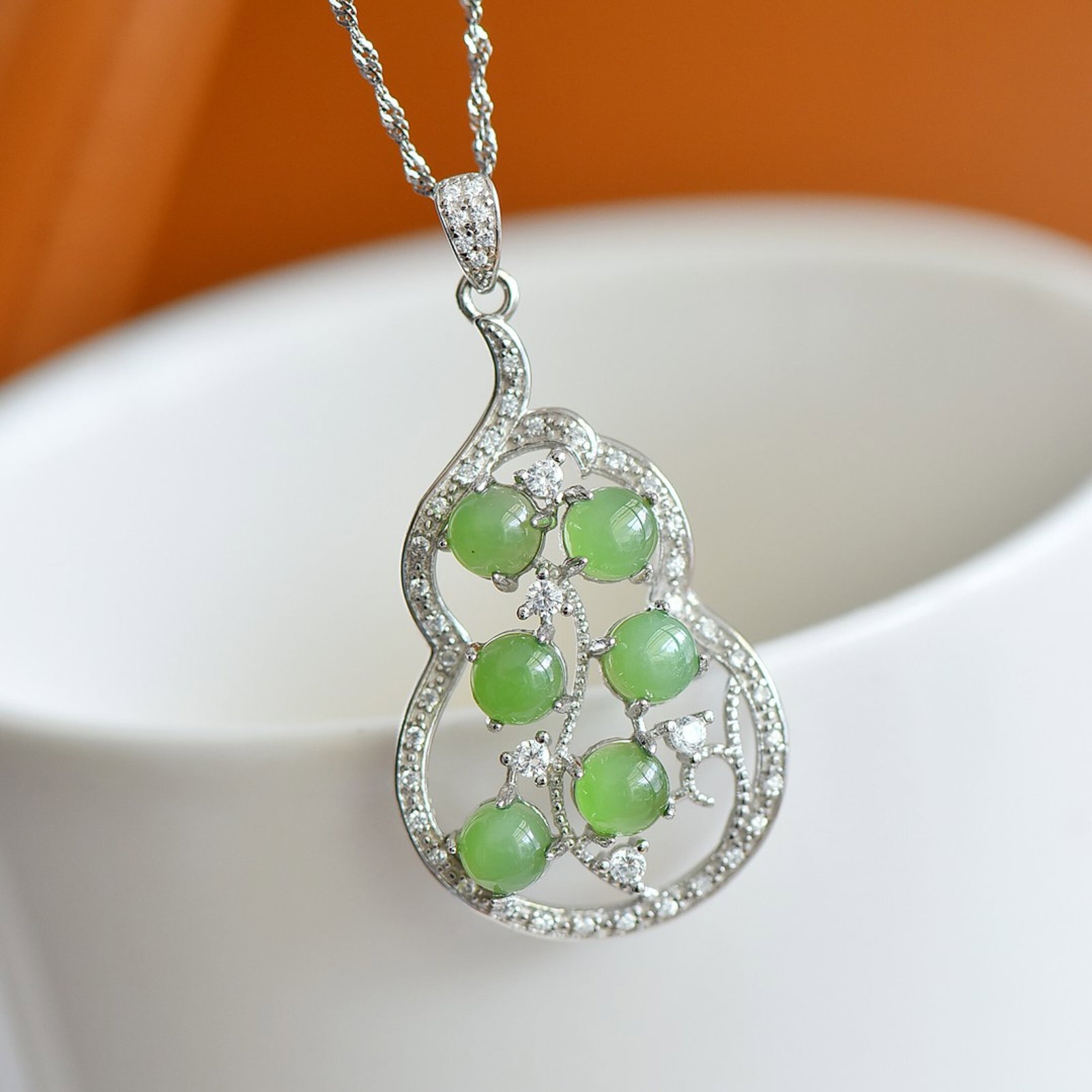 An Exquisite Sterling Silver Inlaid Jasper Pendant,Inlaid Diamonds: An Exquisite Sterling Silver Inlaid Jasper Pendant,Inlaid Diamonds,Size:5mmx5mm 纯银镶碧玉吊坠,嵌钻石