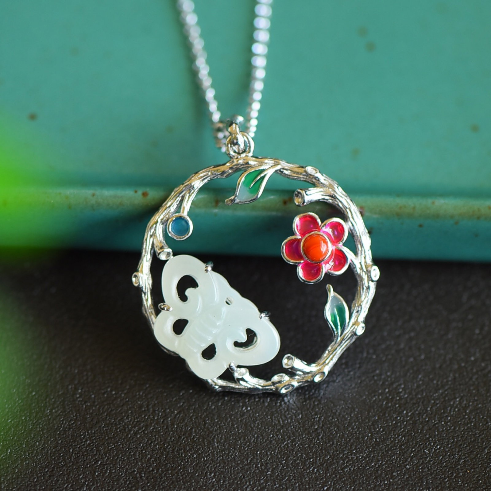 An Exquisite Sterling Silver Inlaid White Jade Enamel Pendant: An Exquisite Sterling Silver Inlaid White Jade Enamel Pendant,Size:11mmx17mm 纯银镶白玉珐琅吊坠