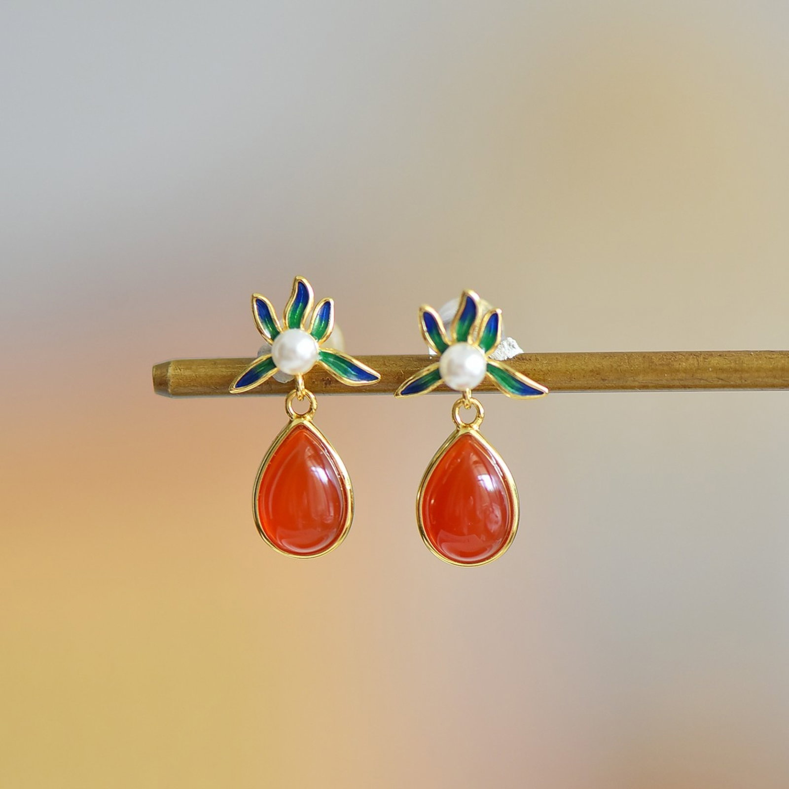 A Pair of Exquisite Sterling Silver-Gold Plated Inlaid Agate Earrings,Inlaid Pearls: A Pair of Exquisite Sterling Silver-Gold Plated Inlaid Agate Earrings,Inlaid Pearls,Size:6mmx9mm 一对纯银镀金镶玛瑙耳环,嵌ஔ