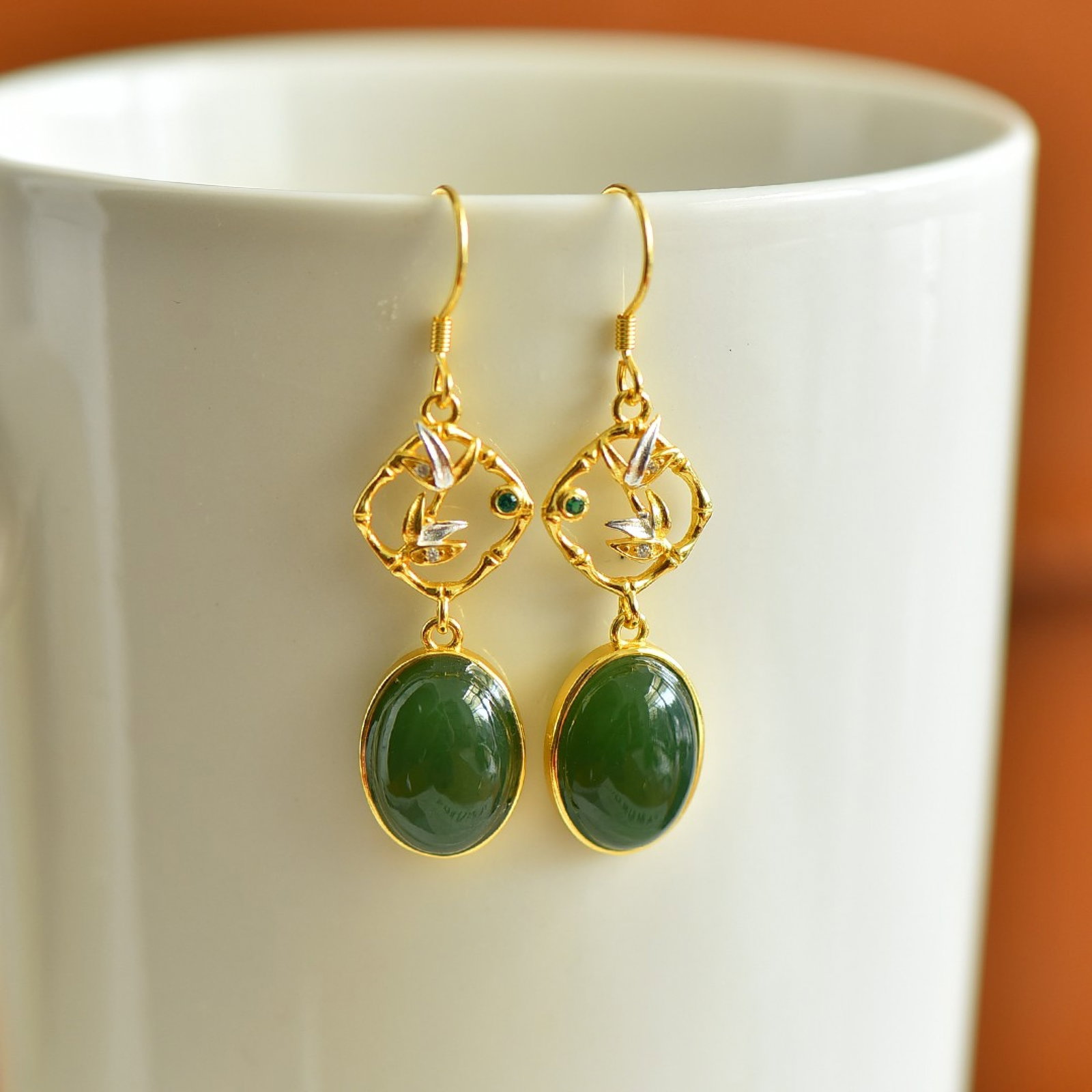 A Pair of Exquisite Sterling Silver-Gold Plated Inlaid Jasper Earrings: A Pair of Sterling Silver-Gold Plated Inlaid Jasper Earrings , Size :10mmx14mms 一对纯银镀金镶碧玉耳环,尺寸:10mmx14mm