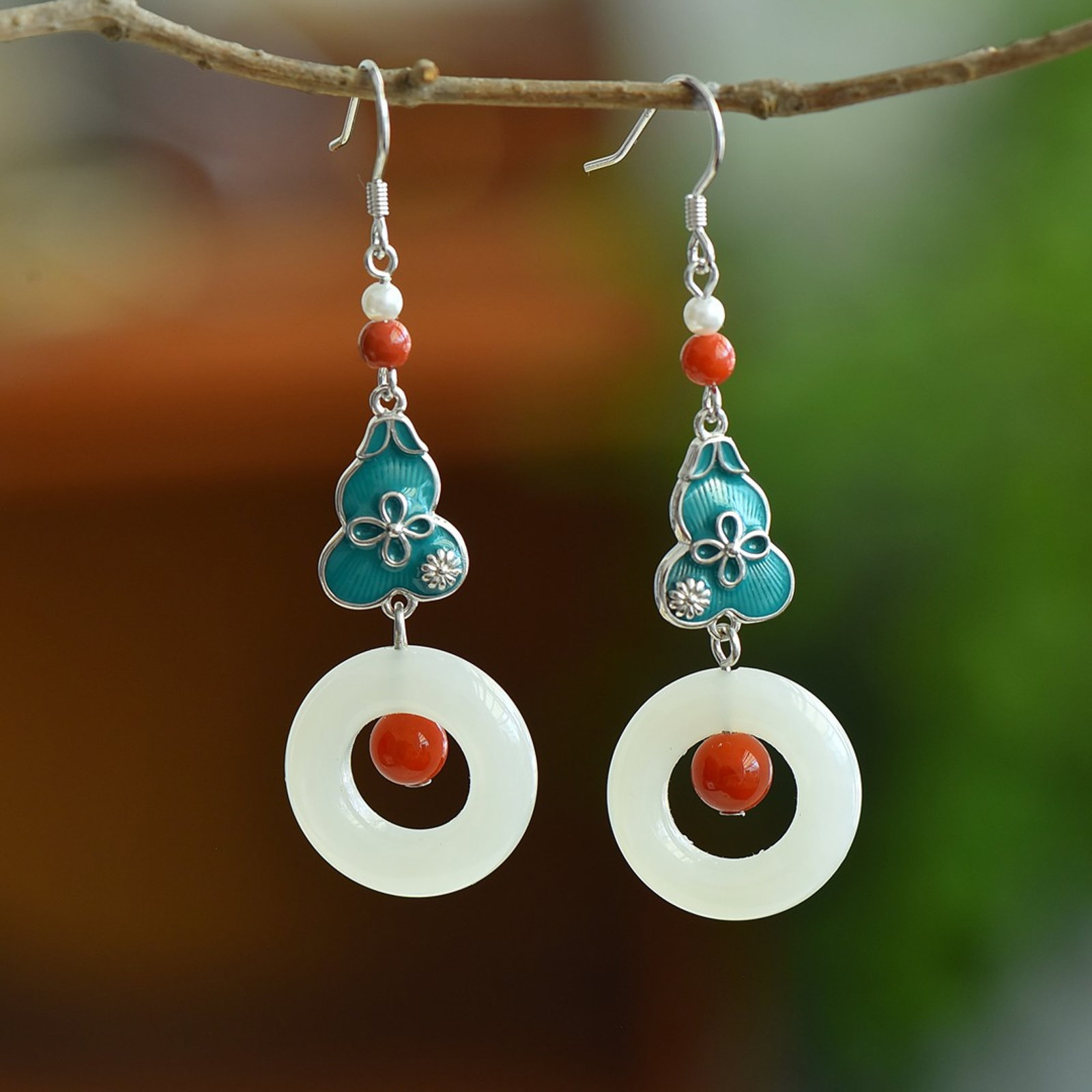 A Pair of Exquisite Sterling Silver Inlaid White Jade Earrings,Inlaid Agates: A Pair of Exquisite Sterling Silver Inlaid White Jade Earrings,Inlaid Agates 一对纯银镶白玉耳环，嵌玛瑙