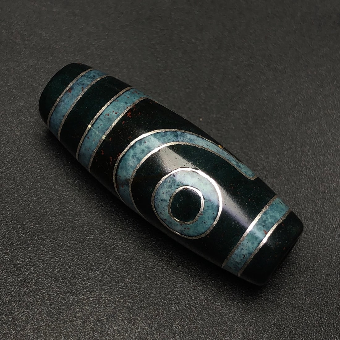 An Exquisite Two Eyes Dzi Bead Pendant,Inlaid Silver Wire,With Cinnabar: An Exquisite Two Eyes Dzi Bead Pendant,Inlaid Silver Wire,With Cinnabar,Size:38mmx14mm,Weight:11.8g 两眼天珠挂件,嵌银丝,配朱砂