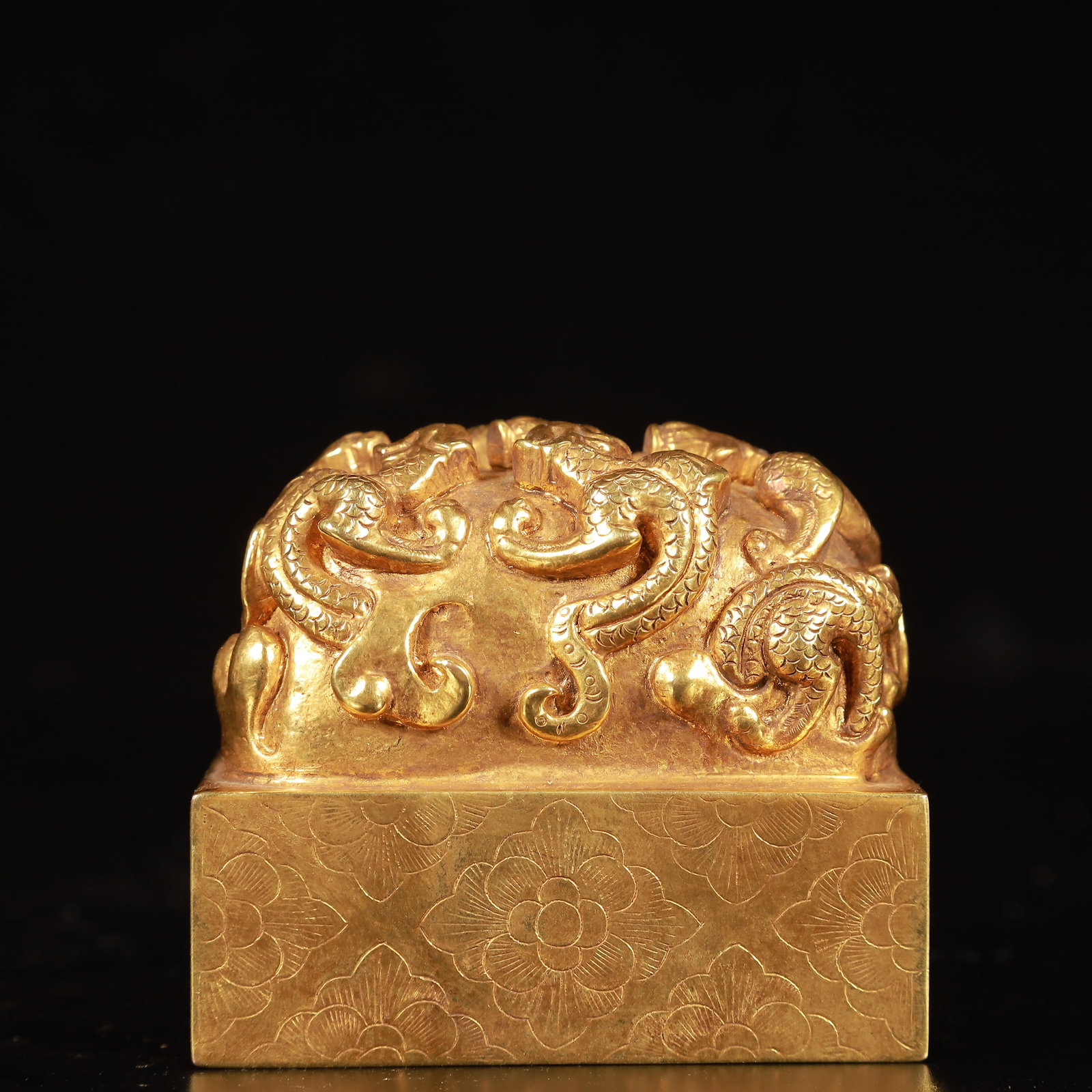 An Exquisite Gilt Bronze Dragon Seal: An Exquisite Gilt Bronze Dragon Seal,Qing Dynasty, China,Size:3.1inx2inx2.6in,Weight:1400g 铜鎏金龙印章,中国清代