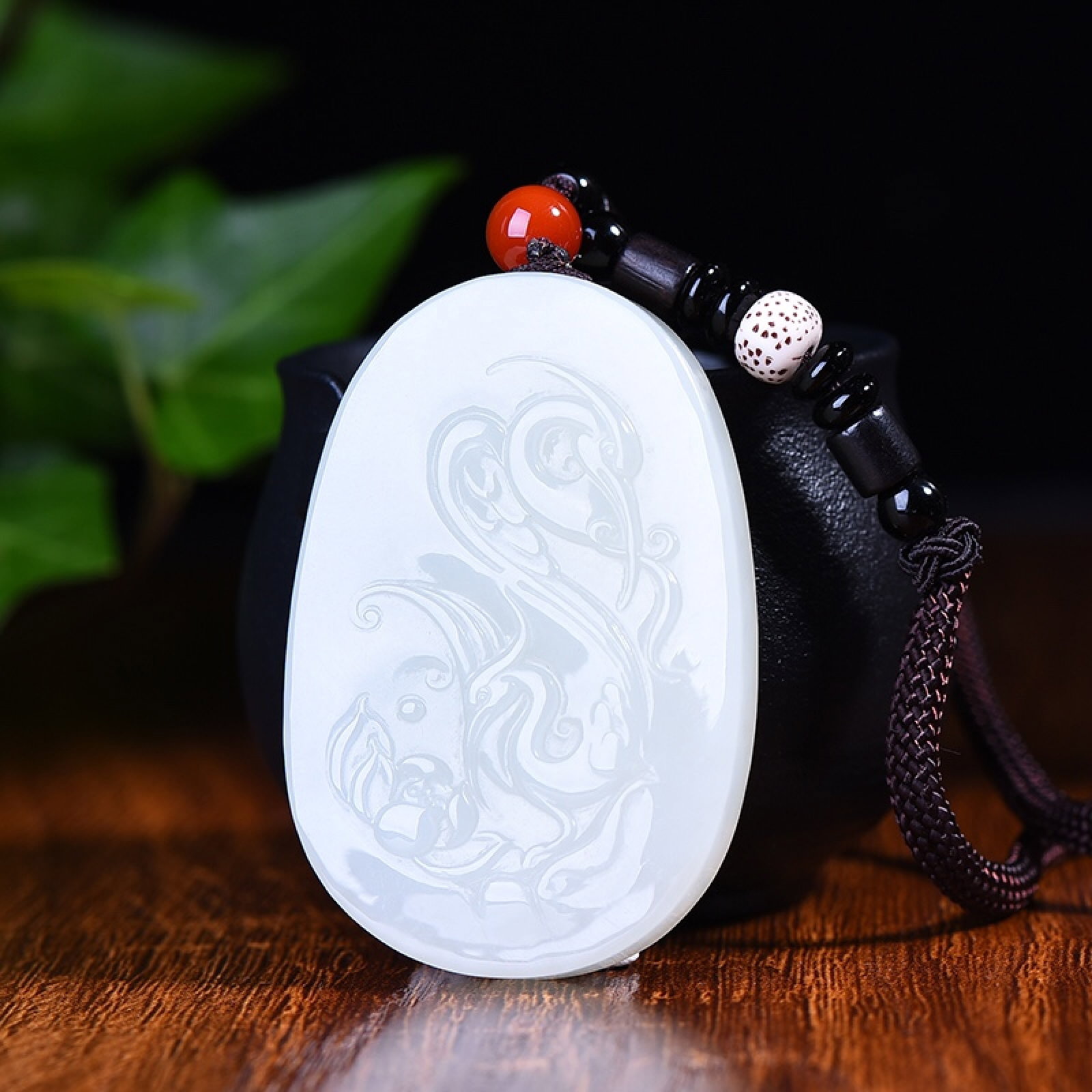 An Exquisite White Jade Flower and Bird Pattern Pendant: An Exquisite White Jade Flower and Bird Pattern Pendant,Size:39mmx59mm (寓意) 路路通牌,玉脂白润,寓意吉祥 白