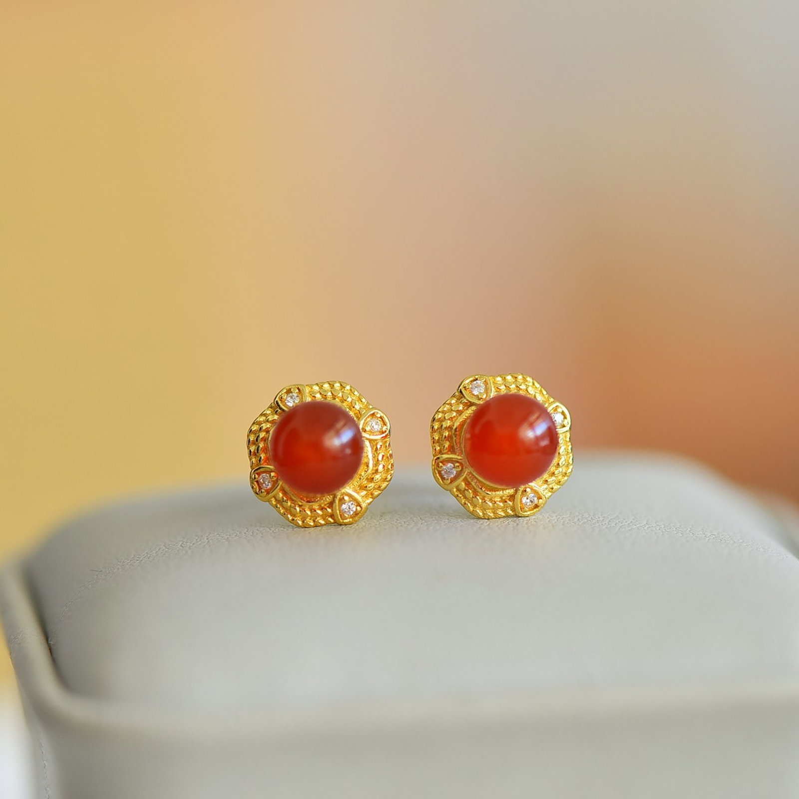 A Pair of Exquisite Sterling Silver-Gold Plated Inlaid Agate Earrings: A Pair of Exquisite Sterling Silver-Gold Plated Inlaid Agate Earrings,Size:6mmx6mm 一对纯银镀金镶玛瑙耳钉