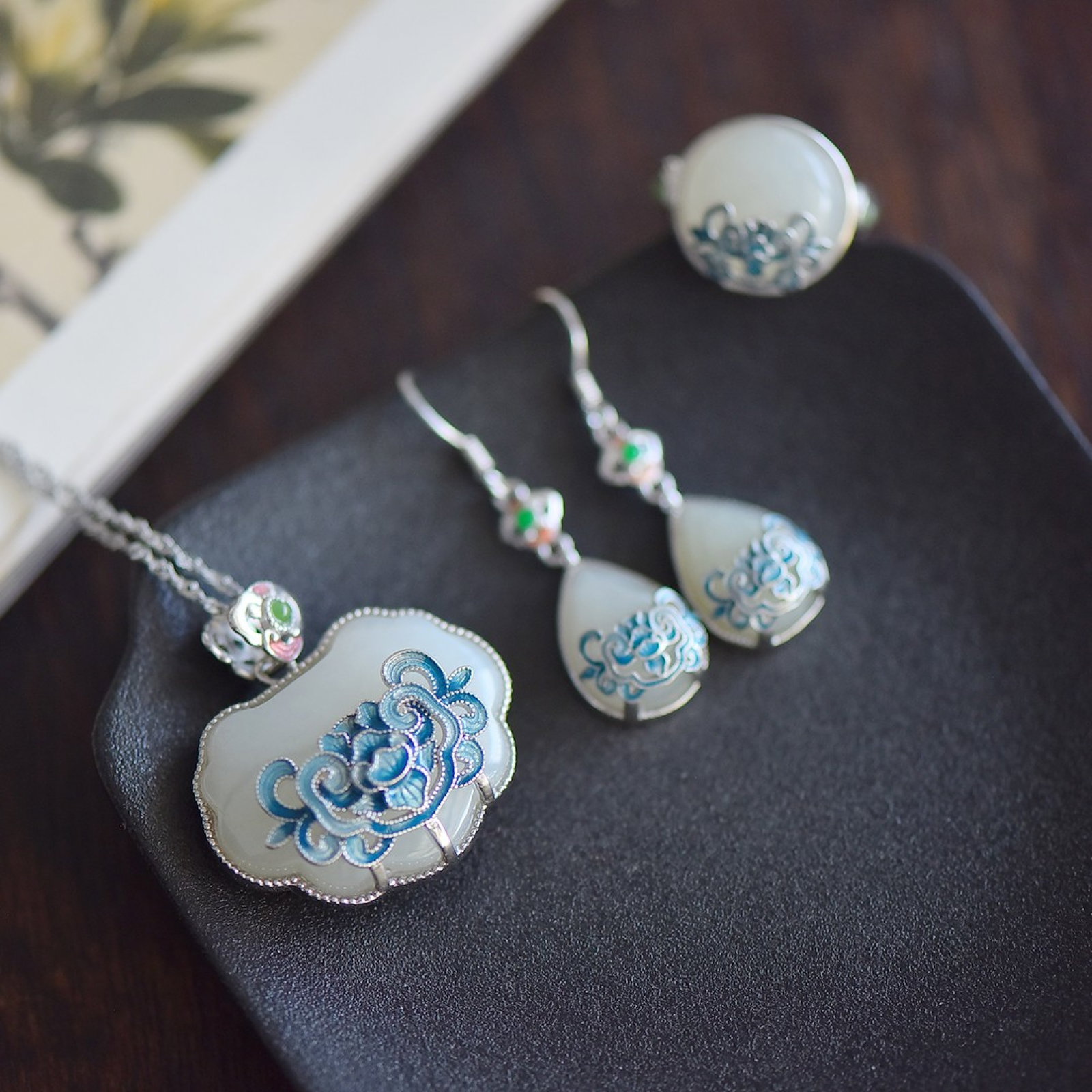 A Set of Fine Sterling Silver Inlaid White Jade Jewelries: A Set of Fine Sterling Silver Inlaid White Jade Jewelries 一套纯银镶白玉首饰
