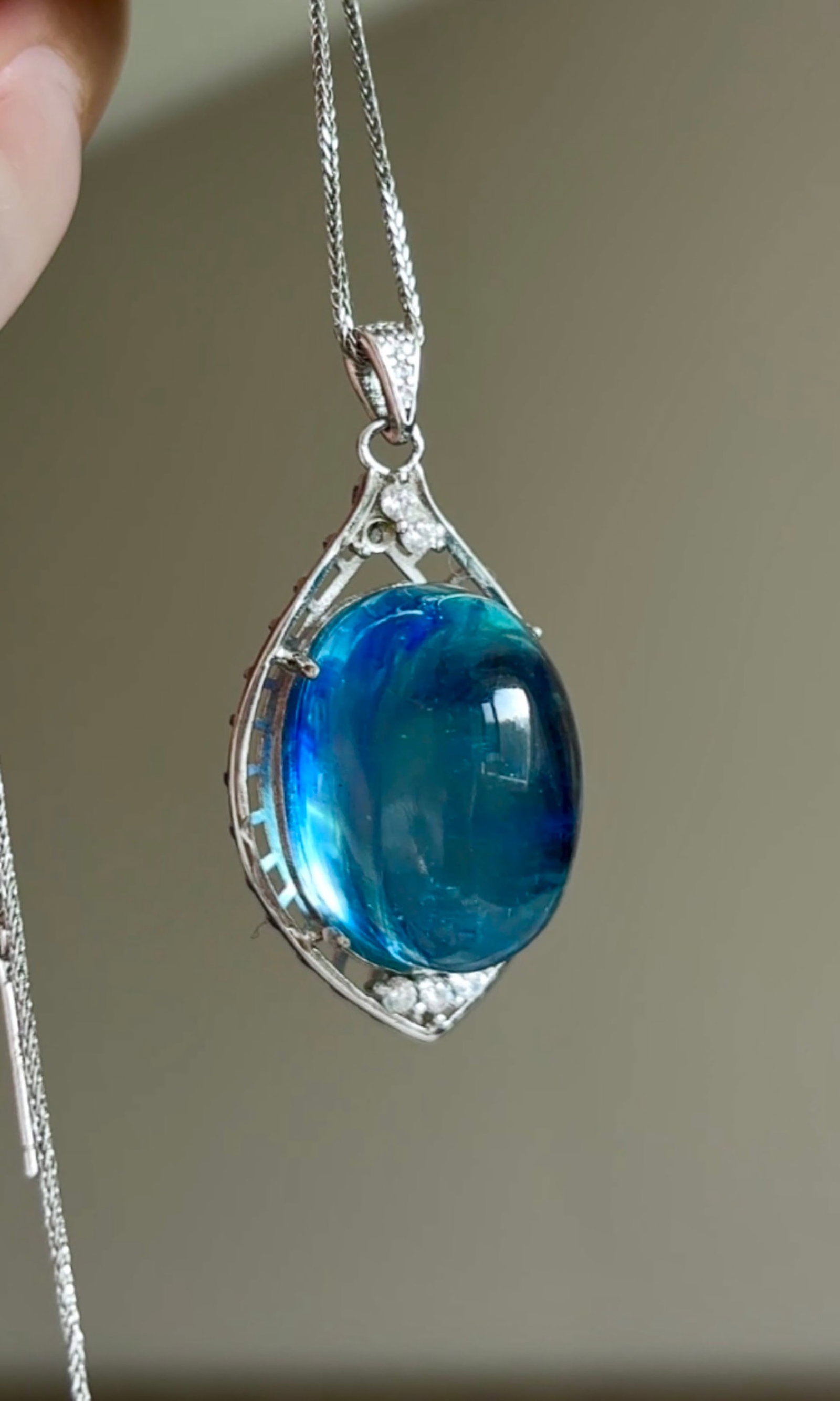 An Exquisite Sterling Silver Inlaid Aquamarine Pendant,Inlaid Diamond: An Exquisite Sterling Silver Inlaid Aquamarine Pendant,Inlaid Diamond,Size:21mmx15mmx13mm,Weight:9.4g 纯银镶海蓝宝吊坠,嵌钻石