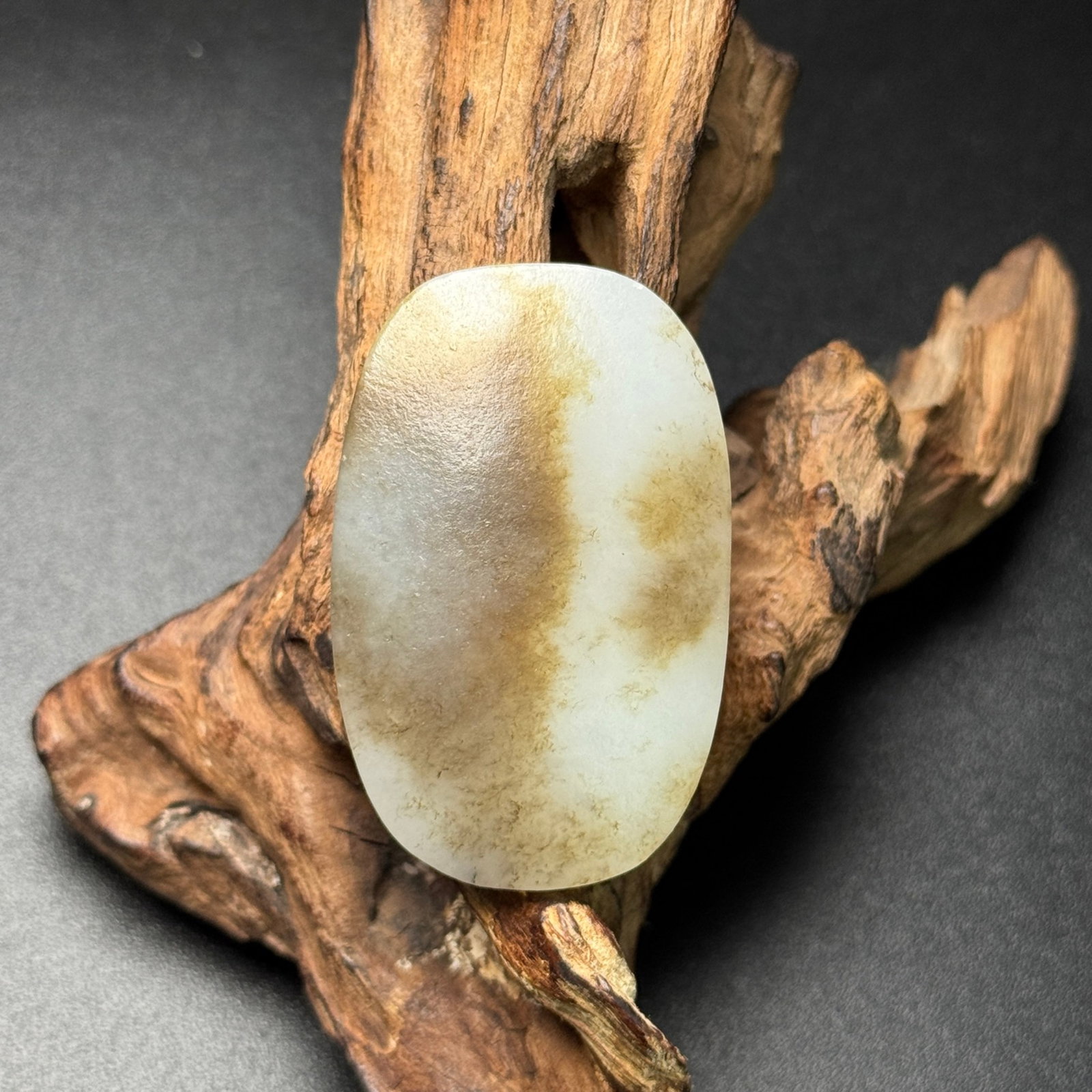 An Exquisite White Jade Pendant: An Exquisite White Jade Pendant,Qing Dynasty,China,Size:51mmx33mmx8mm,Weight:26g 白玉挂件,中国清代