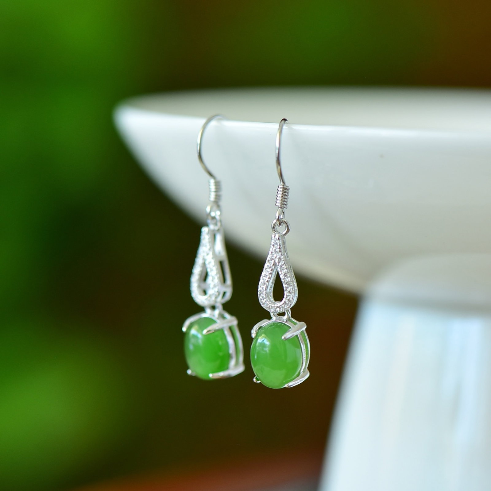 A Pair of Exquisite Sterling Silver Inlaid Jasper Earrings,Inlaid Gems: A Pair of Exquisite Sterling Silver Inlaid Jasper Earrings,Inlaid Gems Size:7mmx9mm 一对纯银镶碧玉耳环,嵌宝石