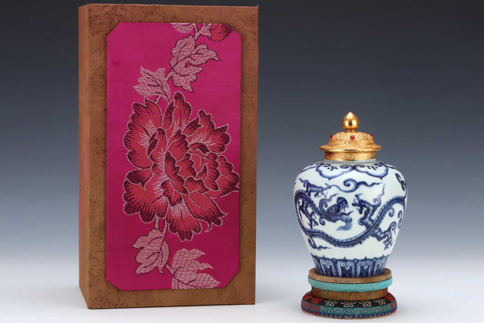 An Exquisite Blue and White Cover with Gold Chi-Dragon Pattern Jar with Cover,Inlaid Gems: An Exquisite Blue and White Cover with Gold Chi-Dragon Pattern Jar with Cover,Inlaid Gems,Ming Dynasty,China,Xuande Six-character Mark,Size:7.6inx5in 青花包金螭龙&#