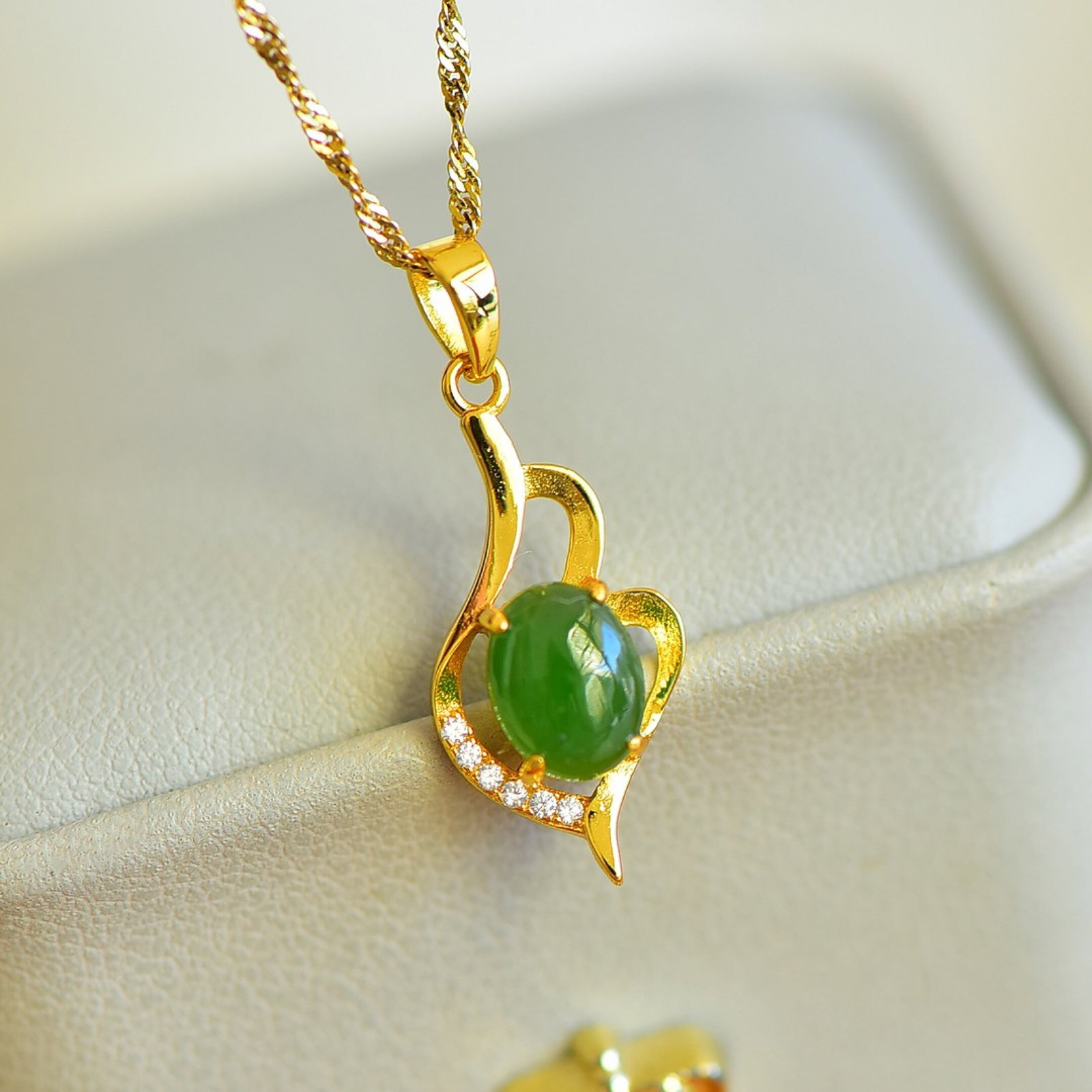 An Exquisite Sterling Silver-Gold Plated Inlaid Jasper Pendant,Inlaid Diamonds: An Exquisite Sterling Silver-Gold Plated Inlaid Jasper Pendant,Inlaid Diamonds,Size:6mmx8mm 纯银镀金镶碧玉吊坠,嵌钻石