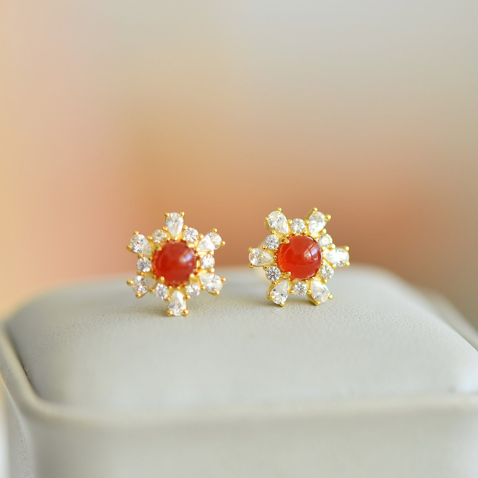 A Pair of Exquisite Sterling Silver-Gold Plated Inlaid Agate Earrings,Inlaid Diamond: A Pair of Exquisite Sterling Silver-Gold Plated Inlaid Agate Earrings,Inlaid Diamond,Size:5mmx5mm 一对纯银镀金镶玛瑙耳钉,嵌ż